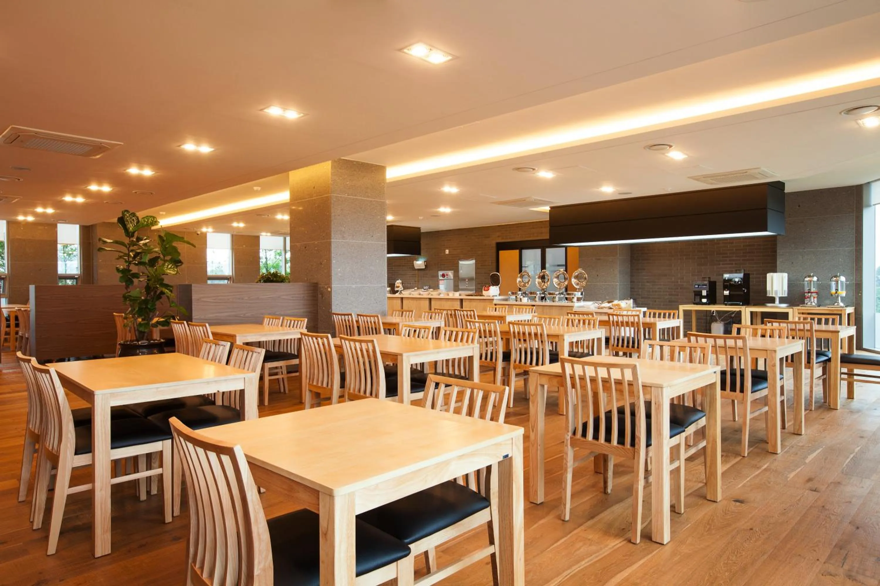 Restaurant/places to eat in YOUUS Hotel