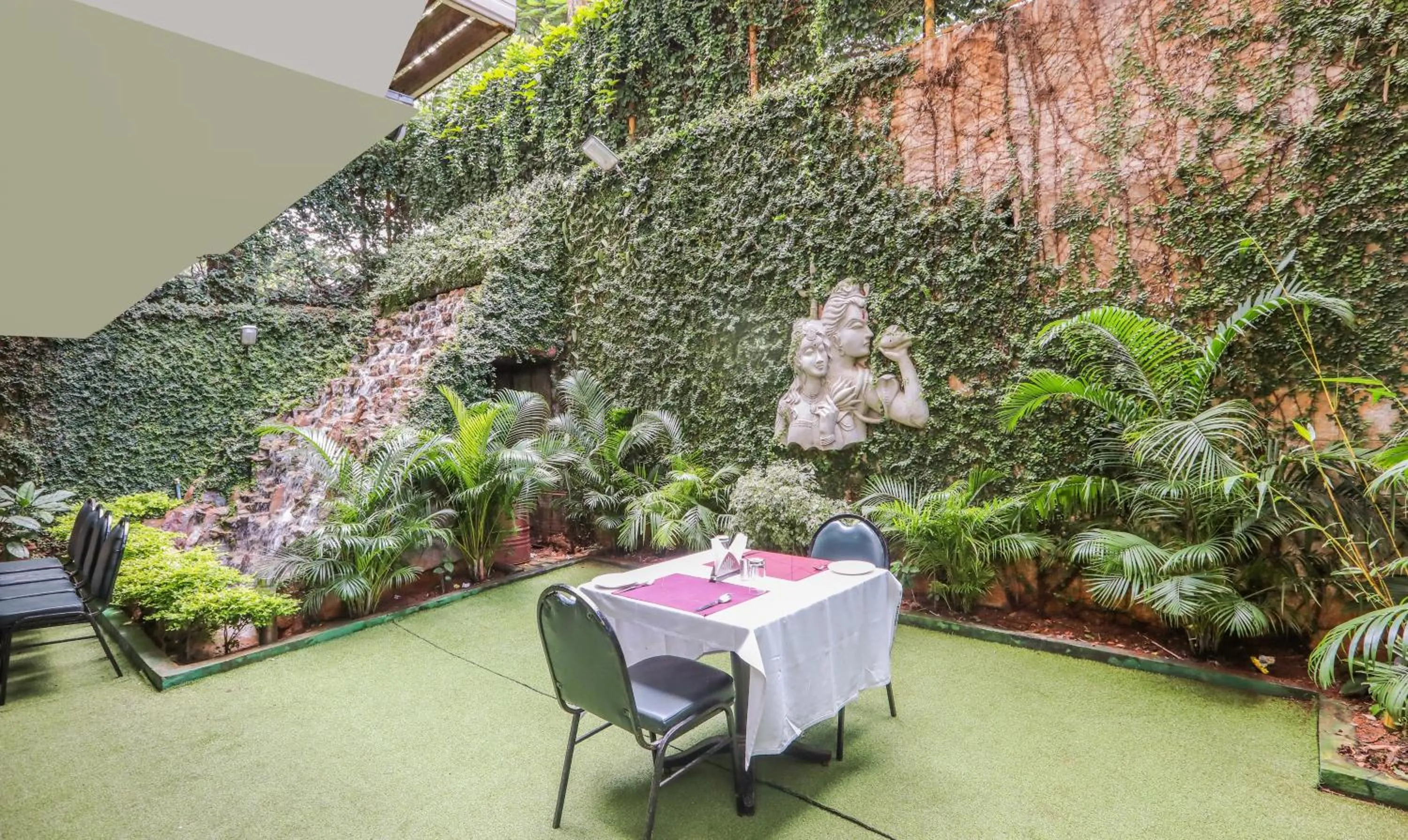 Restaurant/places to eat in Treebo Komfort Suites, 3 Km From Mysore Palace