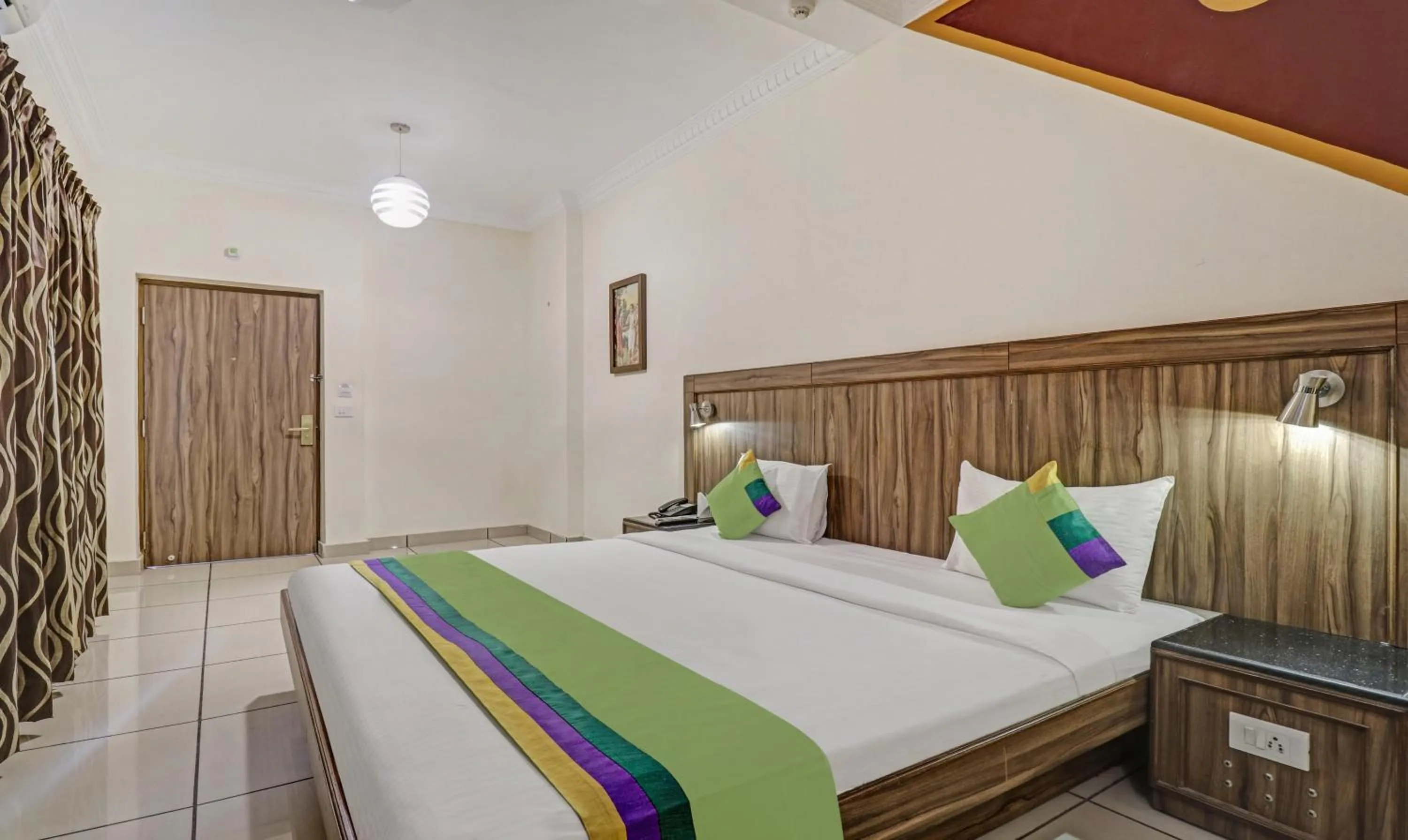 Bedroom, Bed in Treebo Komfort Suites, 3 Km From Mysore Palace