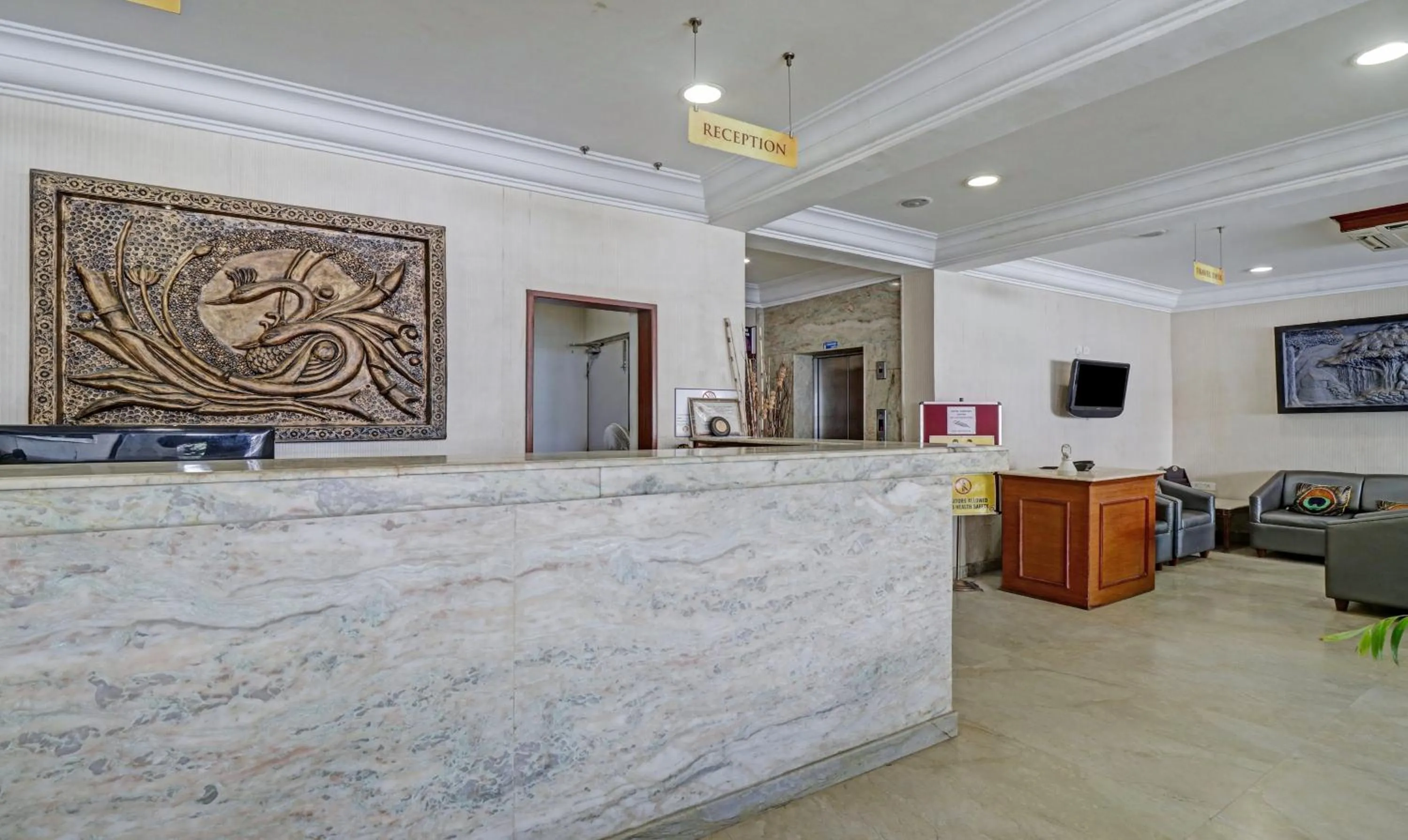 Lobby or reception in Treebo Komfort Suites, 3 Km From Mysore Palace