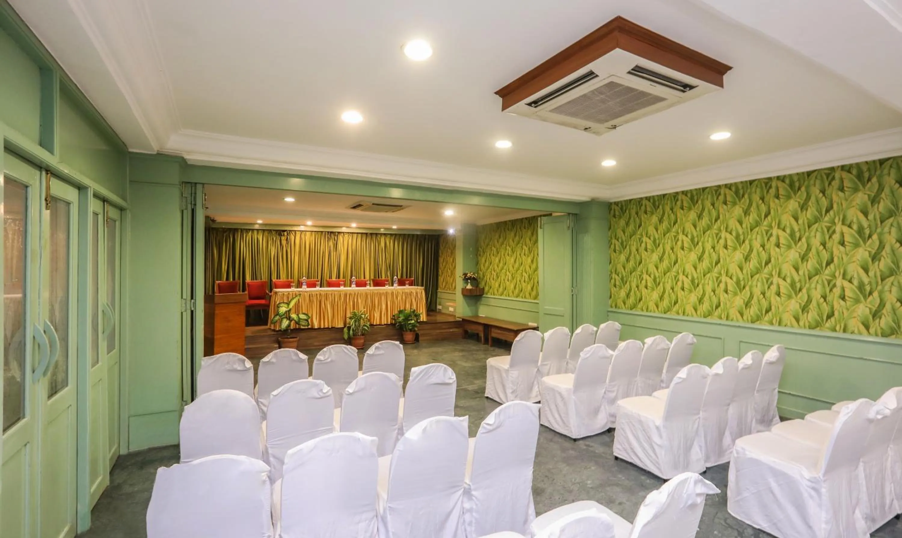 Meeting/conference room in Treebo Komfort Suites, 3 Km From Mysore Palace