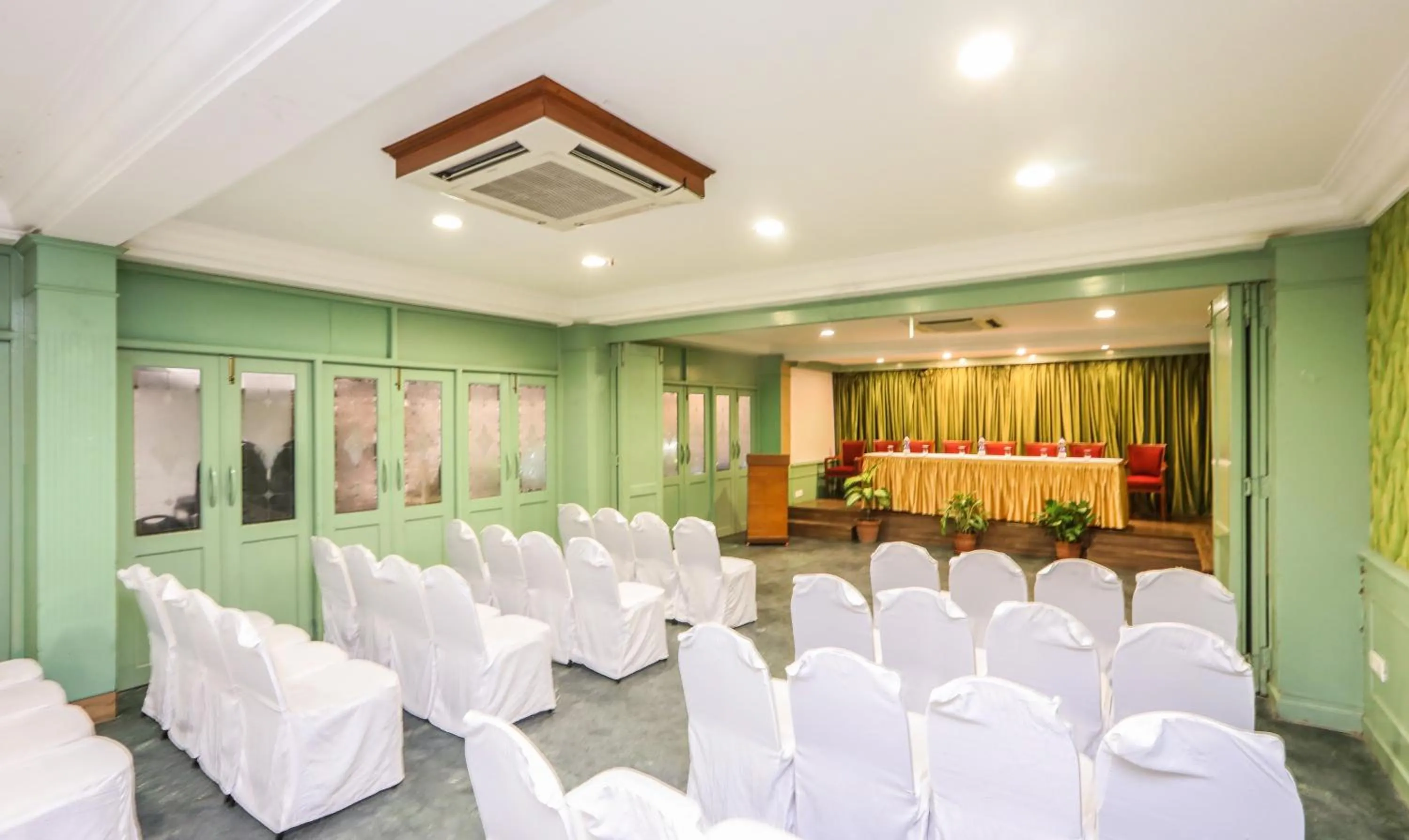 Meeting/conference room in Treebo Komfort Suites, 3 Km From Mysore Palace