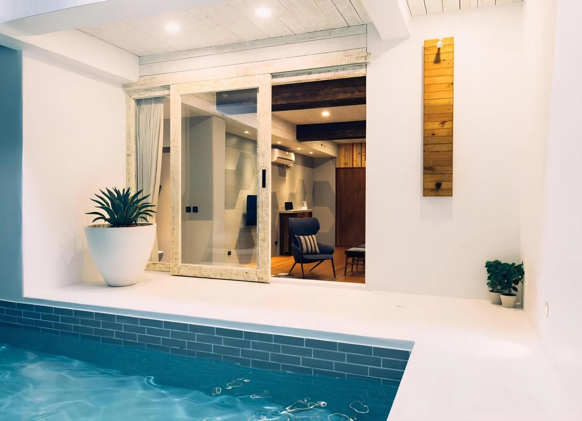 Swimming pool in Villa Windingland