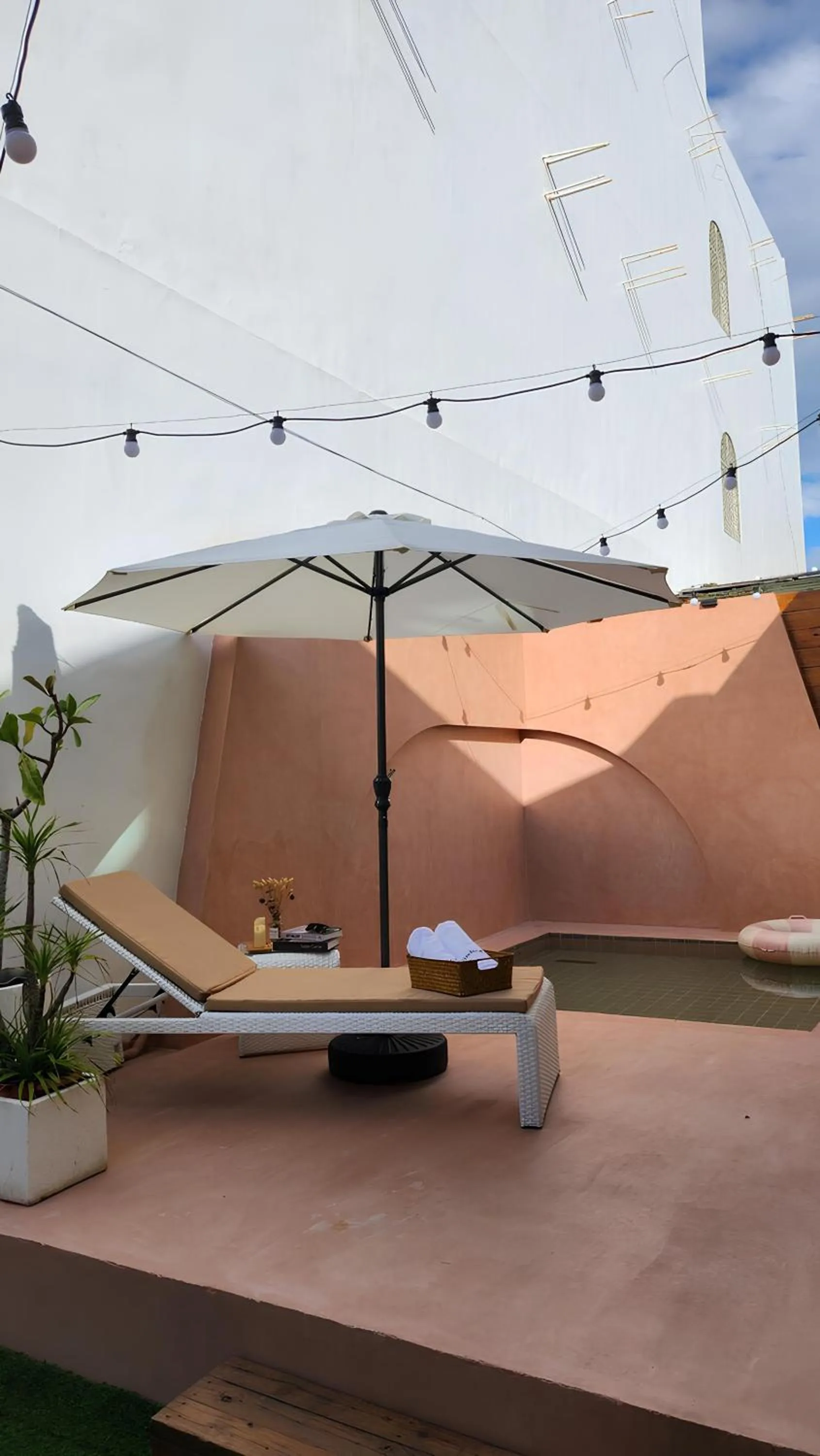 Pool view in Villa Windingland