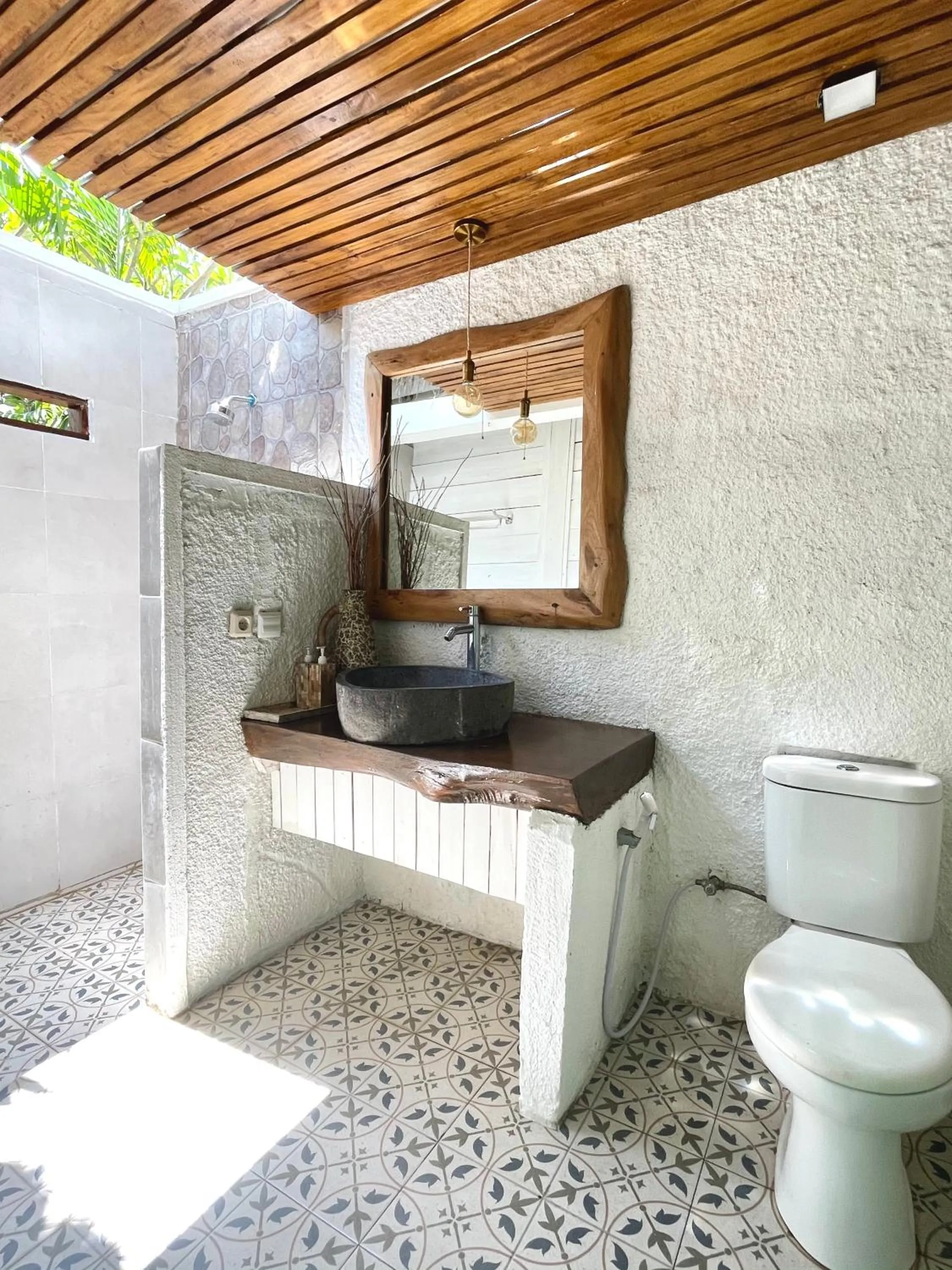 Toilet in Gili Breeze Tropical Bungalows