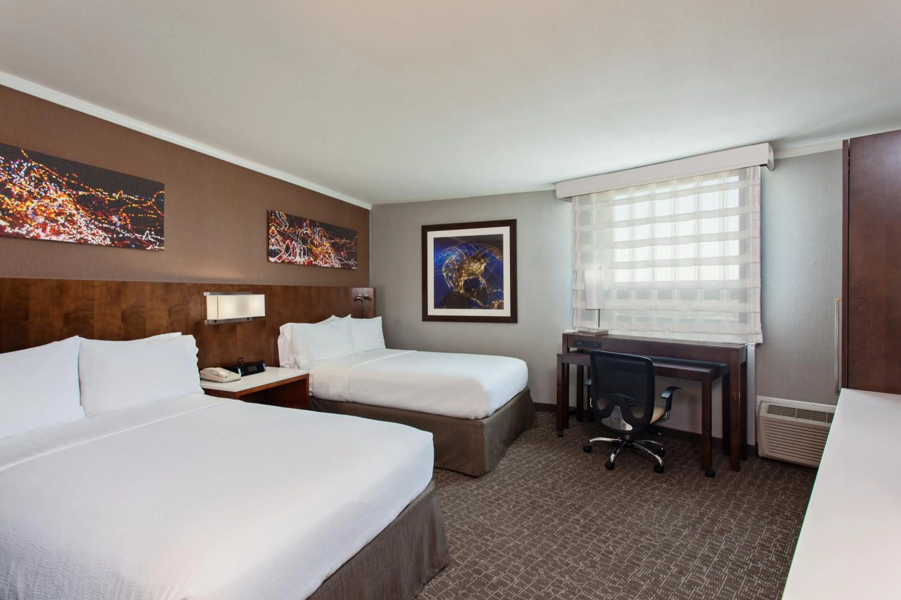 Photo of the whole room, Bed in Holiday Inn Long Beach - Airport by IHG