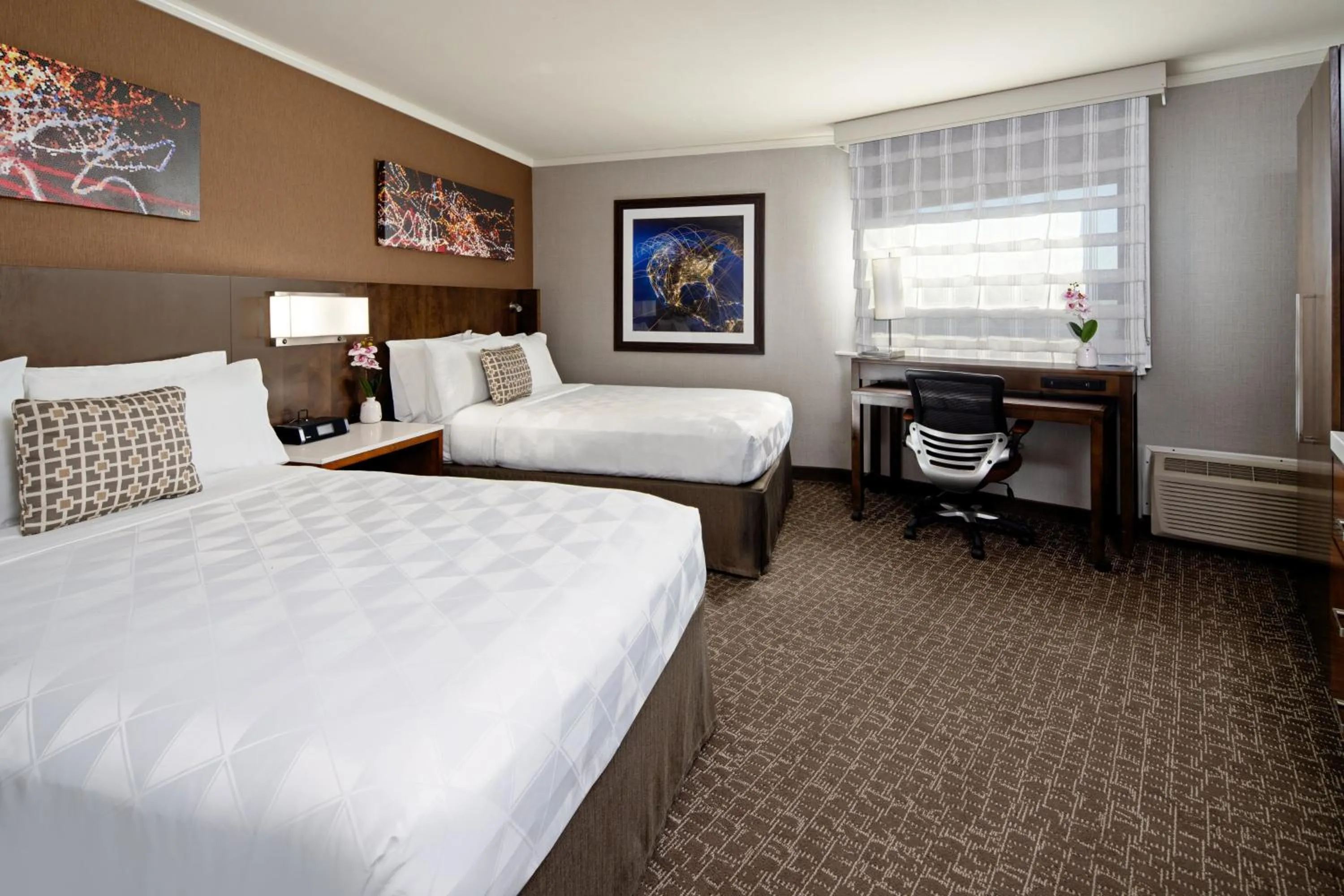 Photo of the whole room, Bed in Holiday Inn Long Beach - Airport by IHG