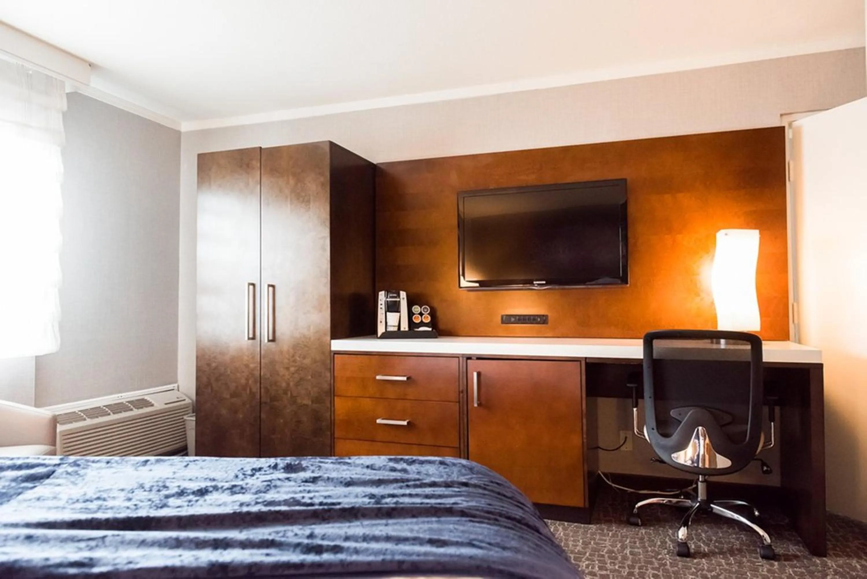 Communal lounge/ TV room, Bed in Holiday Inn Long Beach - Airport by IHG