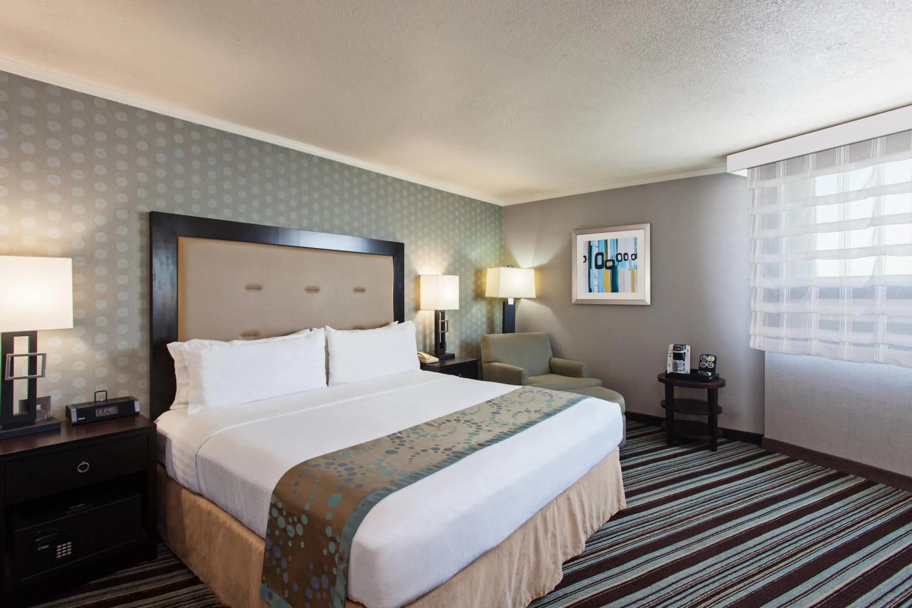 Bed in Holiday Inn Long Beach - Airport by IHG