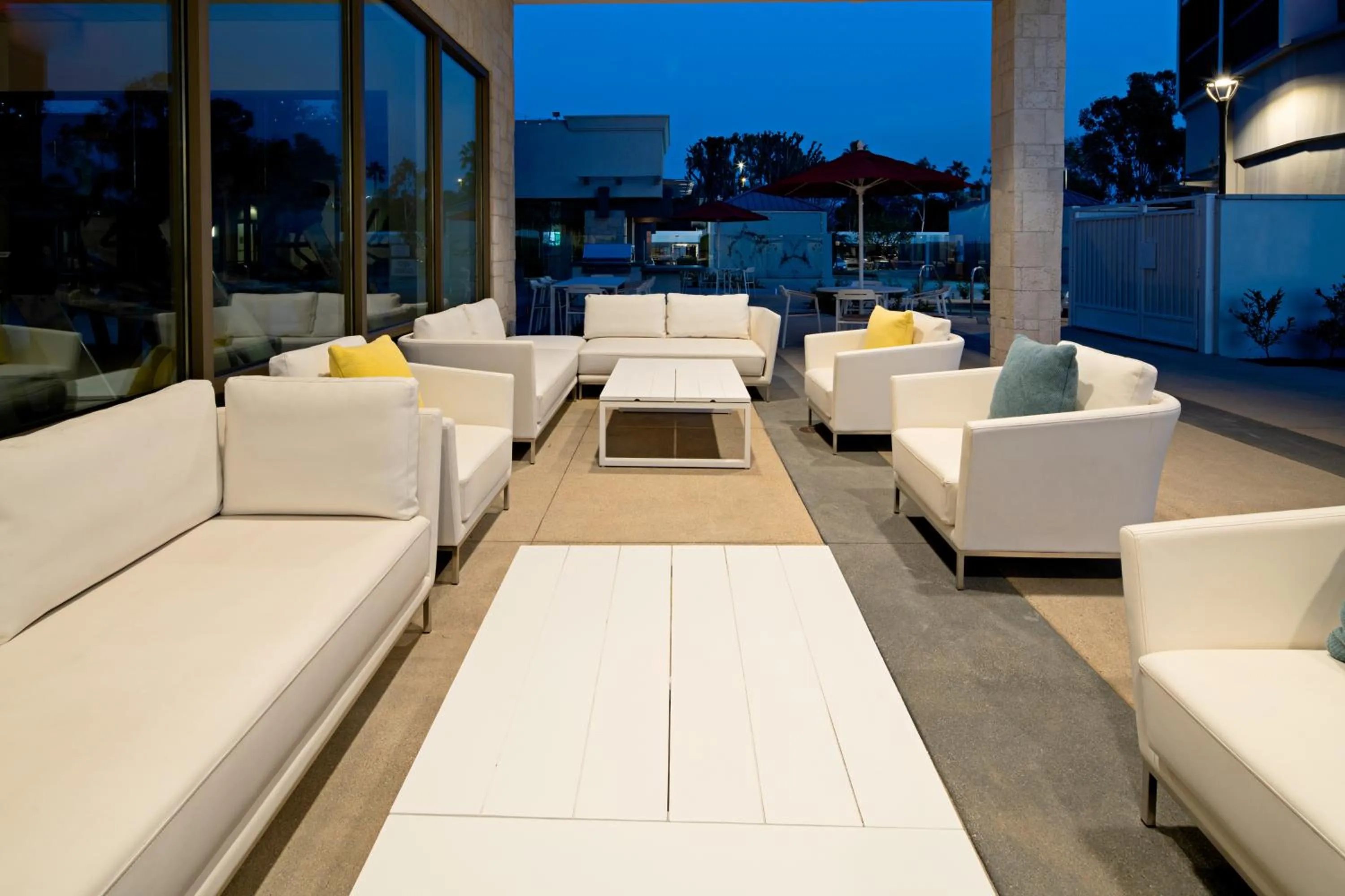 Seating area in Holiday Inn Long Beach - Airport by IHG