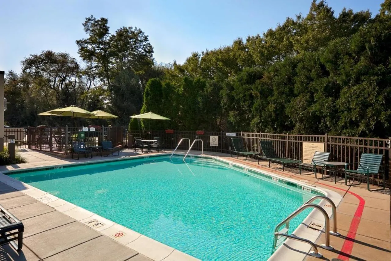 Swimming pool in Hampton Inn - York