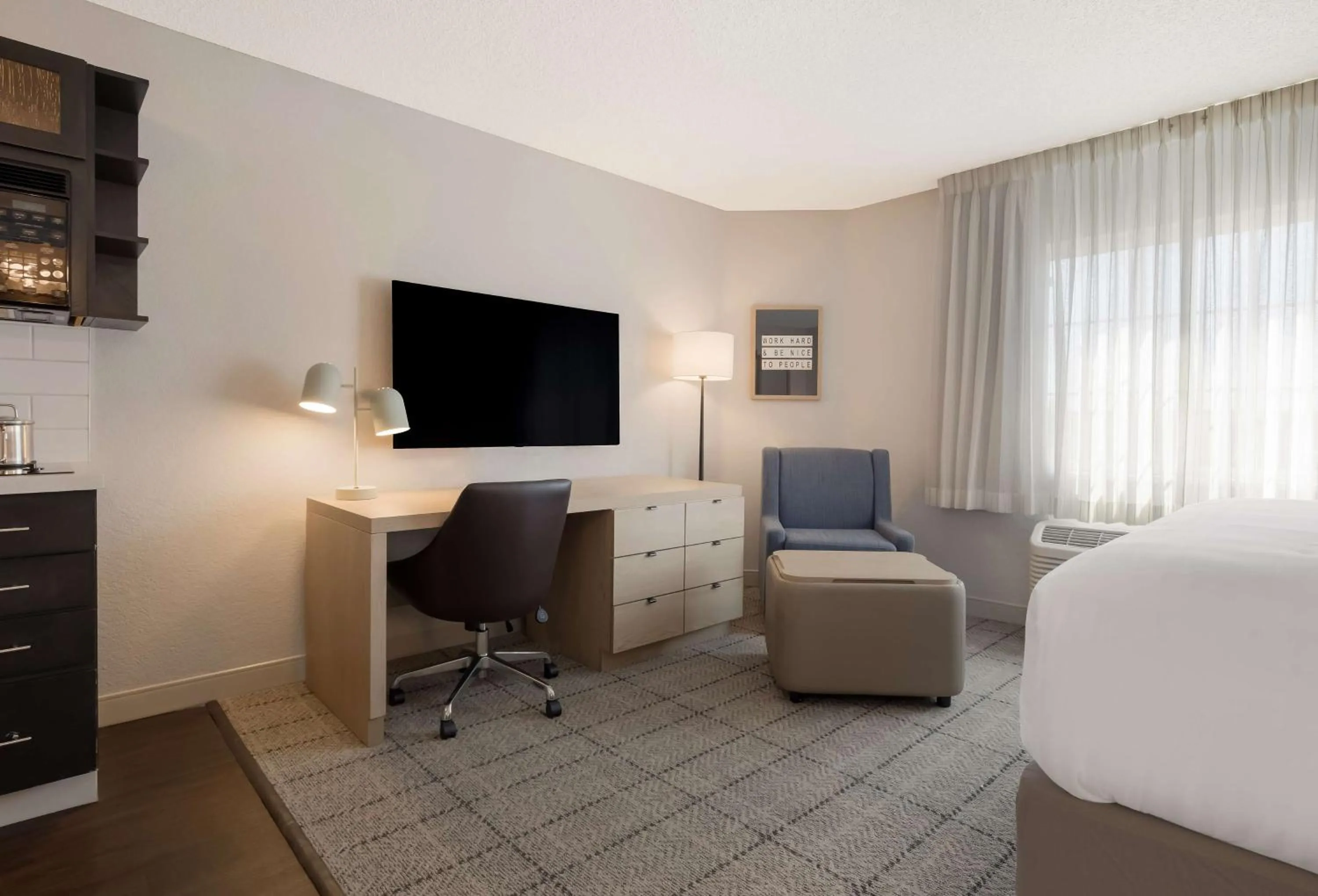 Photo of the whole room, Bed in Sonesta Simply Suites Irvine East Foothill