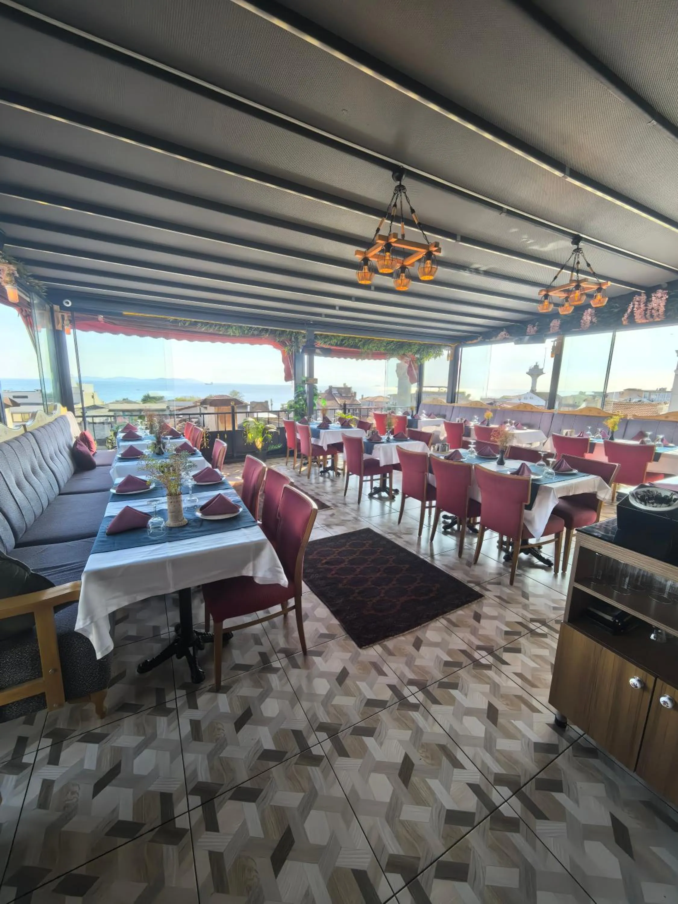 Restaurant/places to eat in Apple Tree Hotel