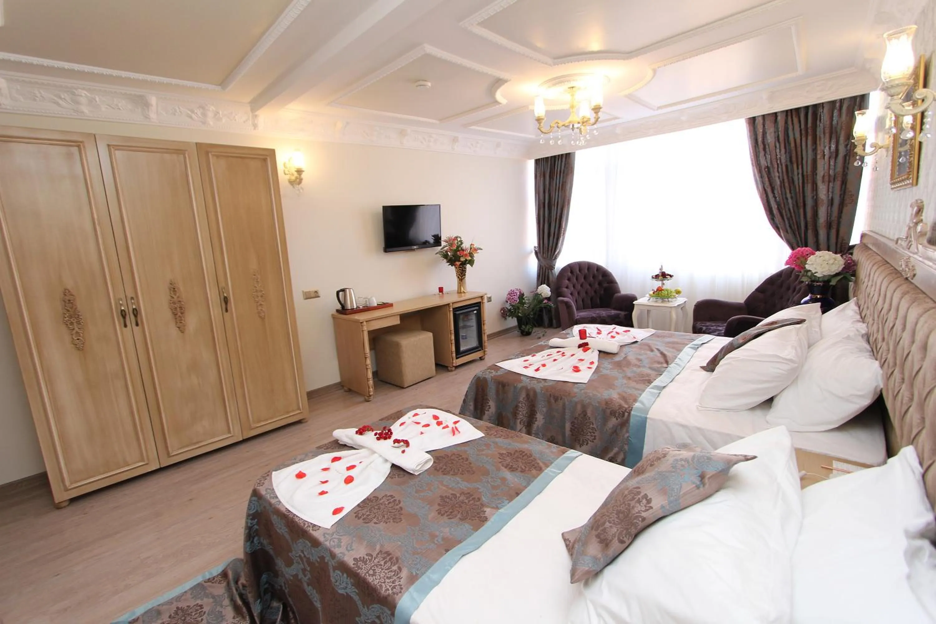 Photo of the whole room, Bed in Apple Tree Hotel