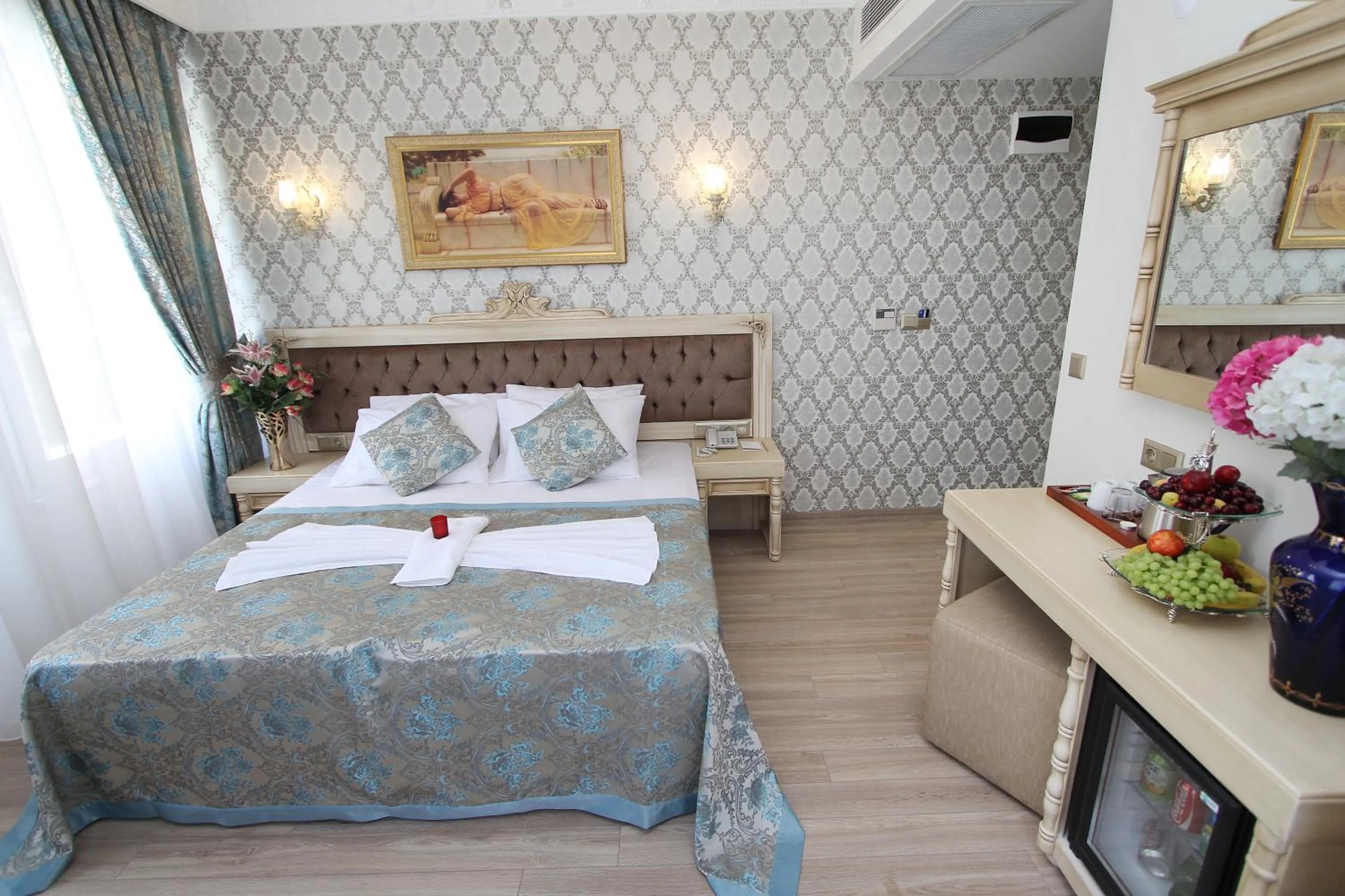 Photo of the whole room, Bed in Apple Tree Hotel