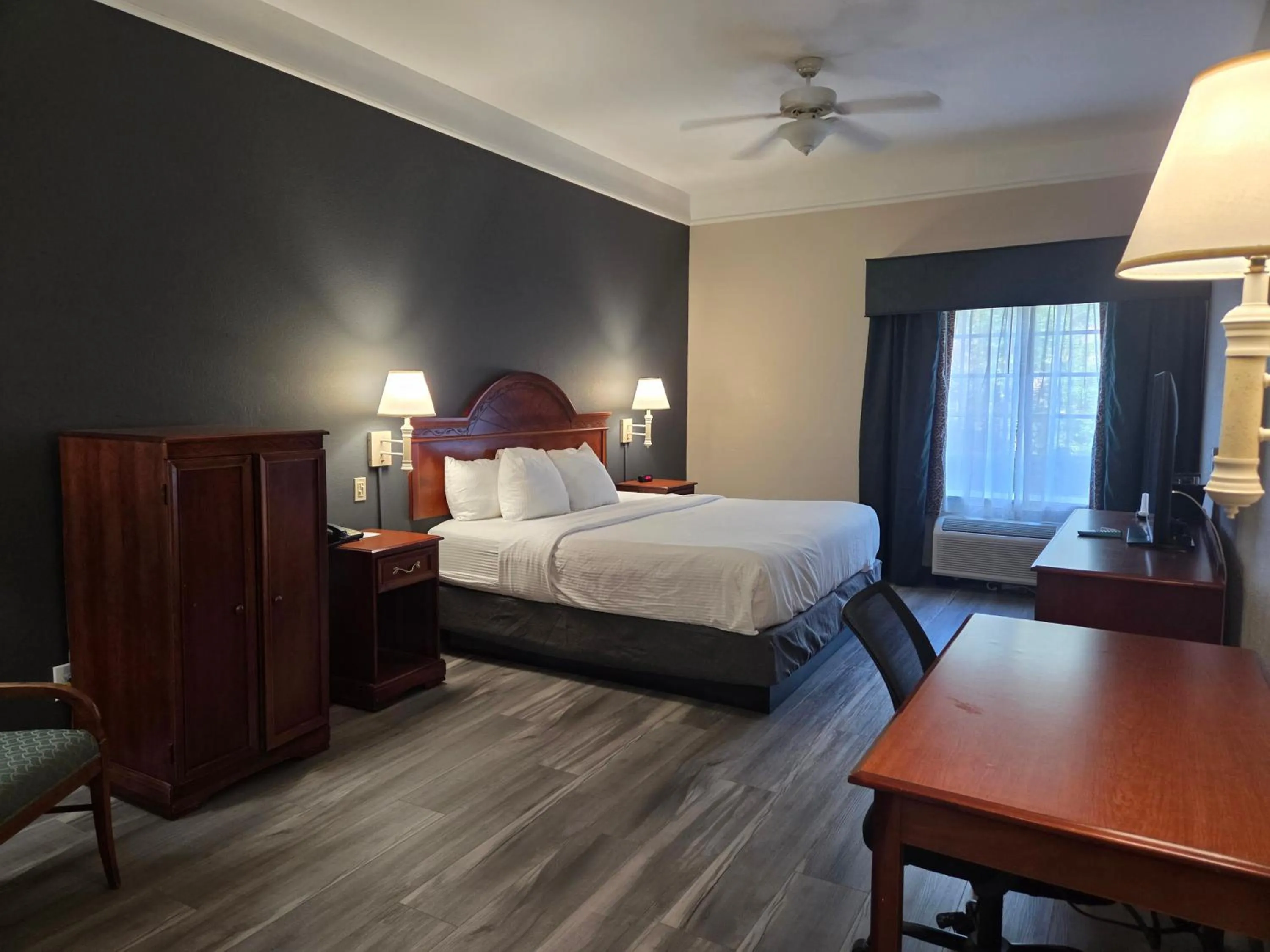 Bed in La Quinta Inn and Suites Fort Myers I-75