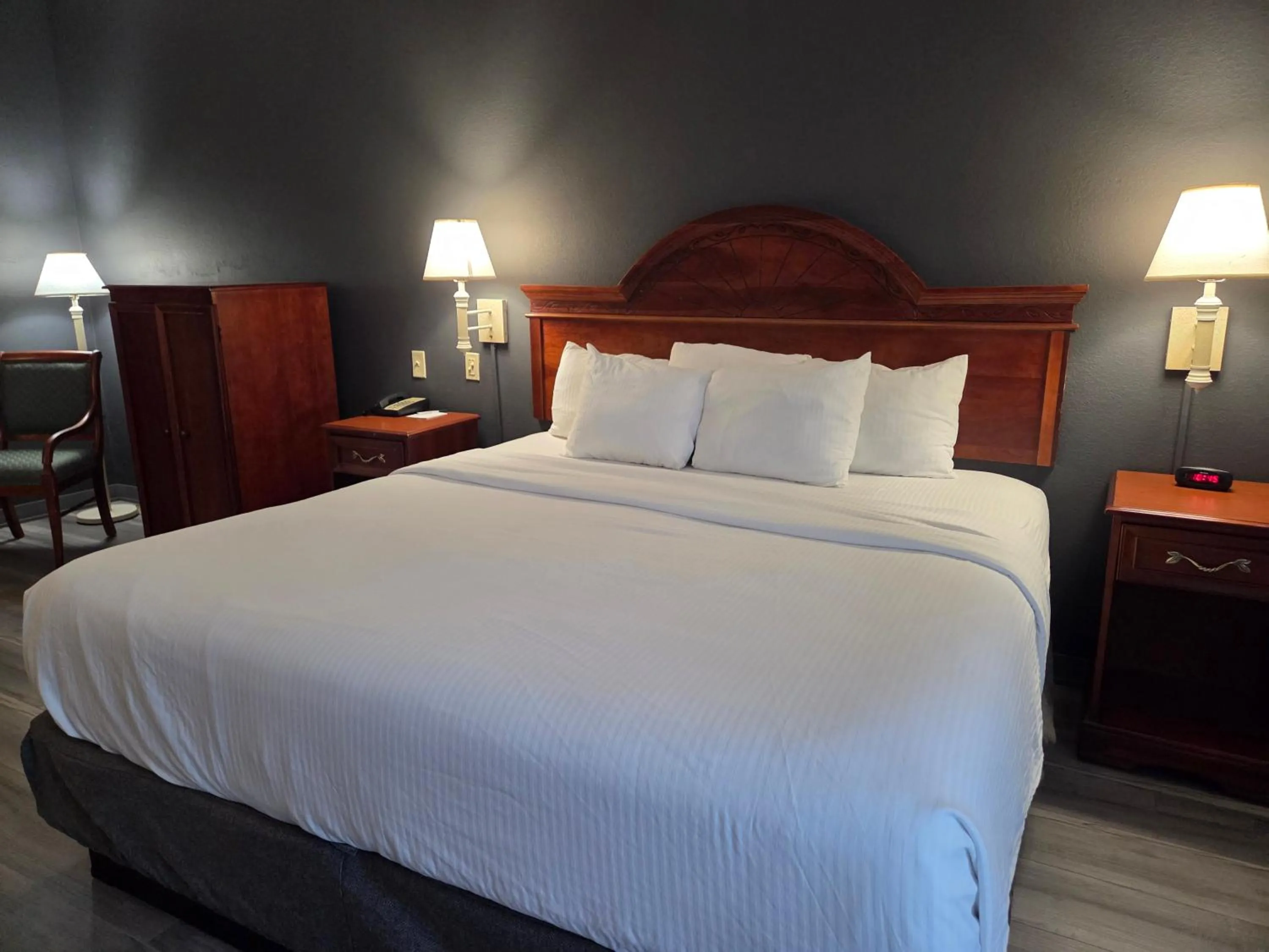 Bed in La Quinta Inn and Suites Fort Myers I-75