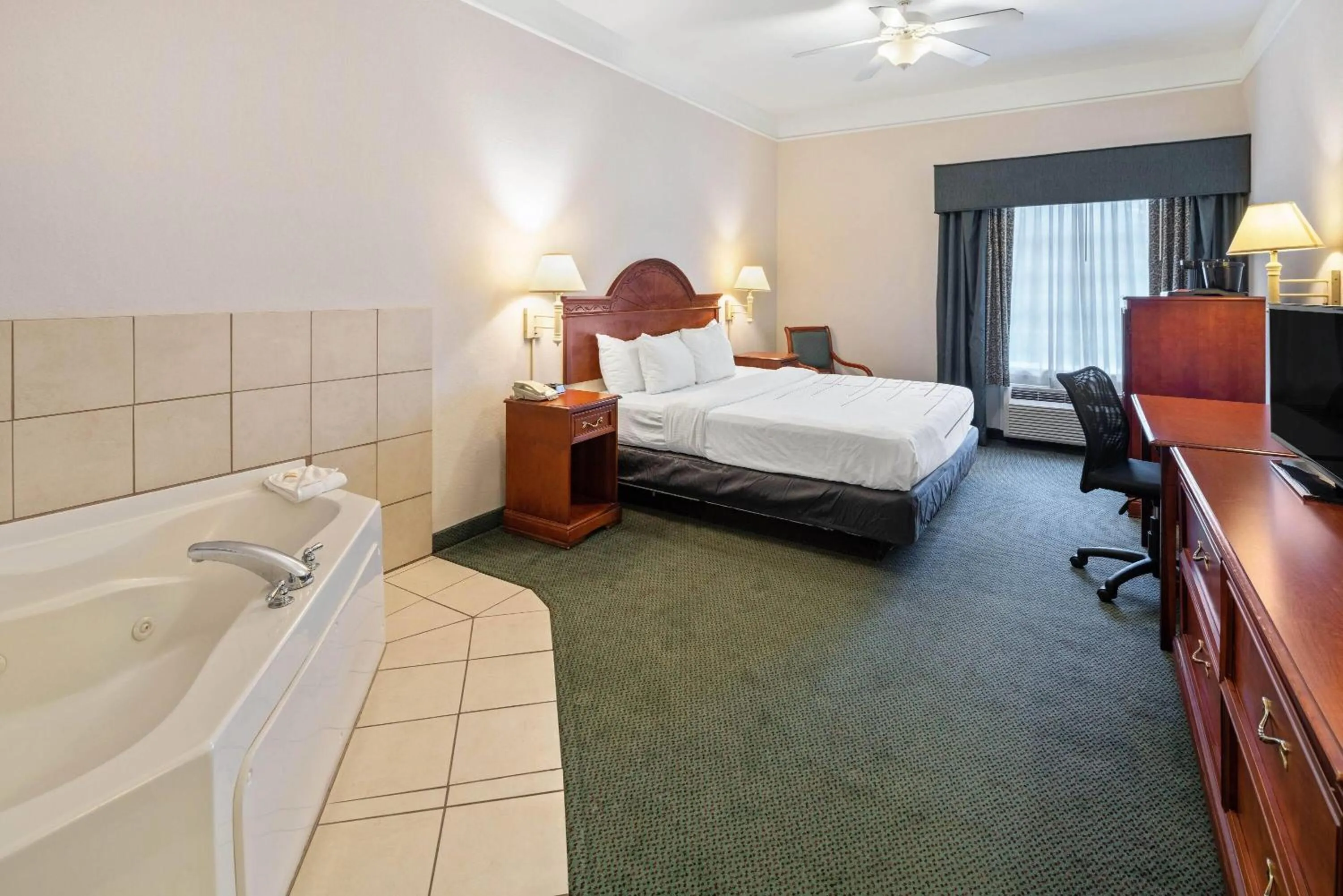 Photo of the whole room, Bed in La Quinta Inn and Suites Fort Myers I-75