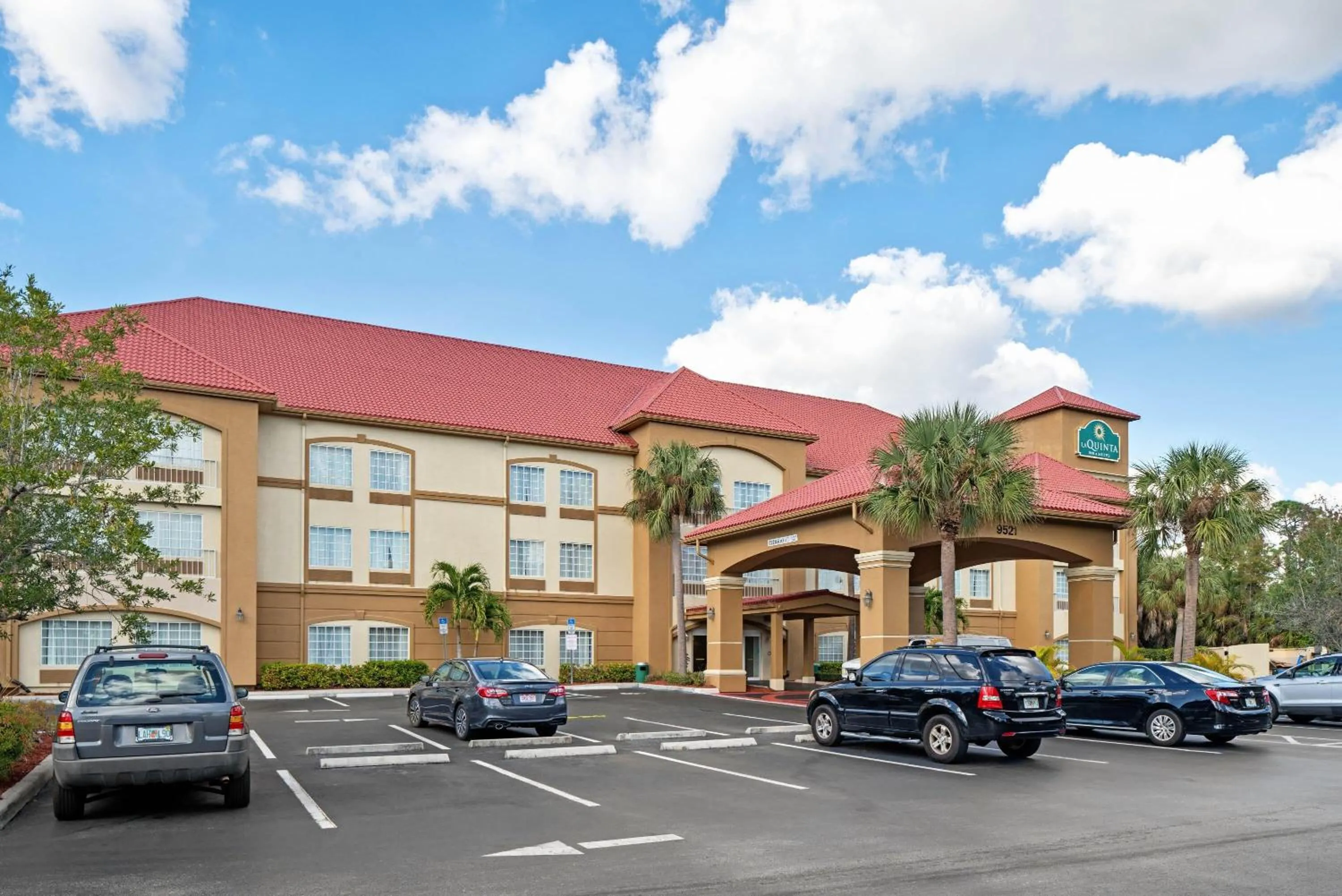 Property building in La Quinta Inn and Suites Fort Myers I-75