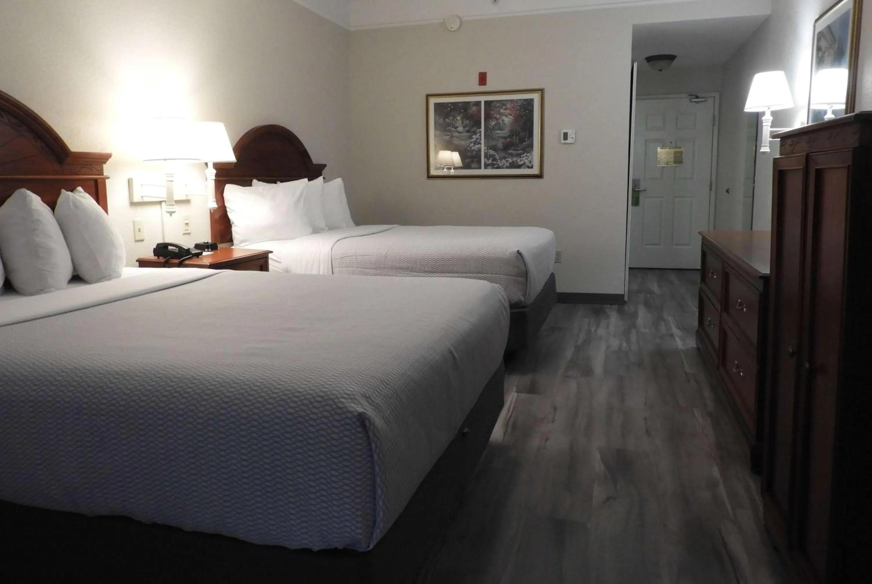 Photo of the whole room, Bed in La Quinta Inn and Suites Fort Myers I-75