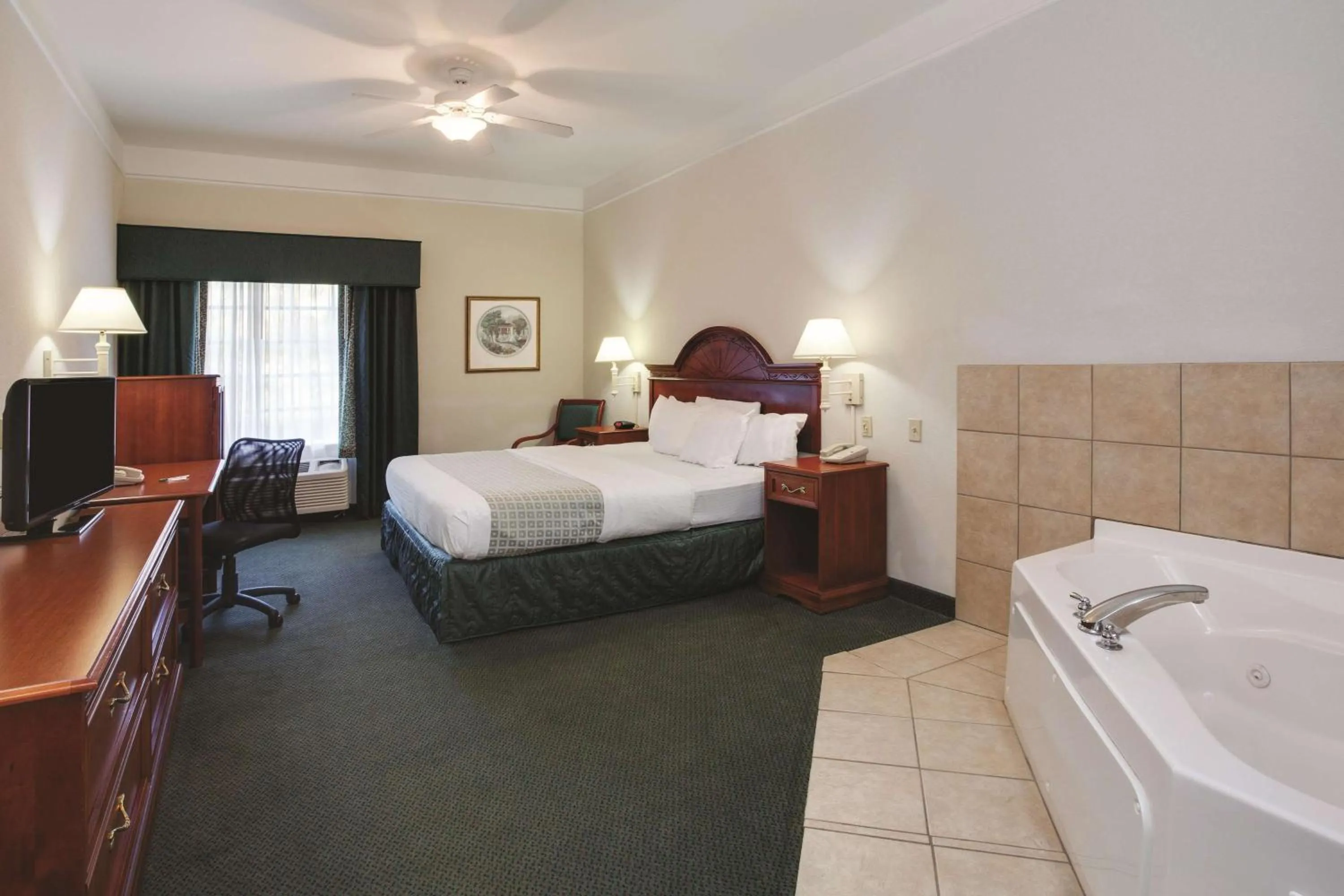 Photo of the whole room, Bed in La Quinta Inn and Suites Fort Myers I-75
