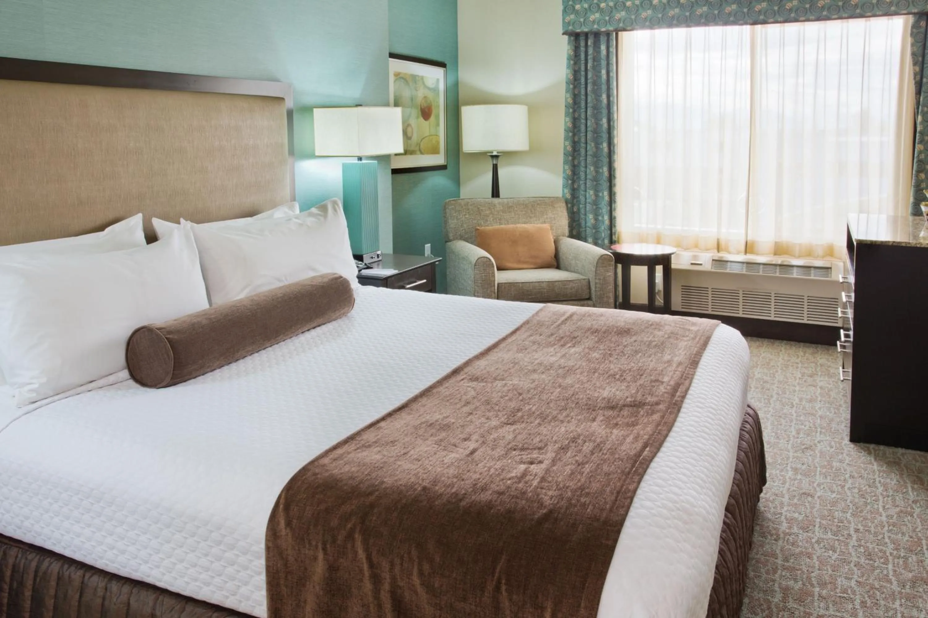 Photo of the whole room, Bed in Crowne Plaza Anchorage-Midtown by IHG