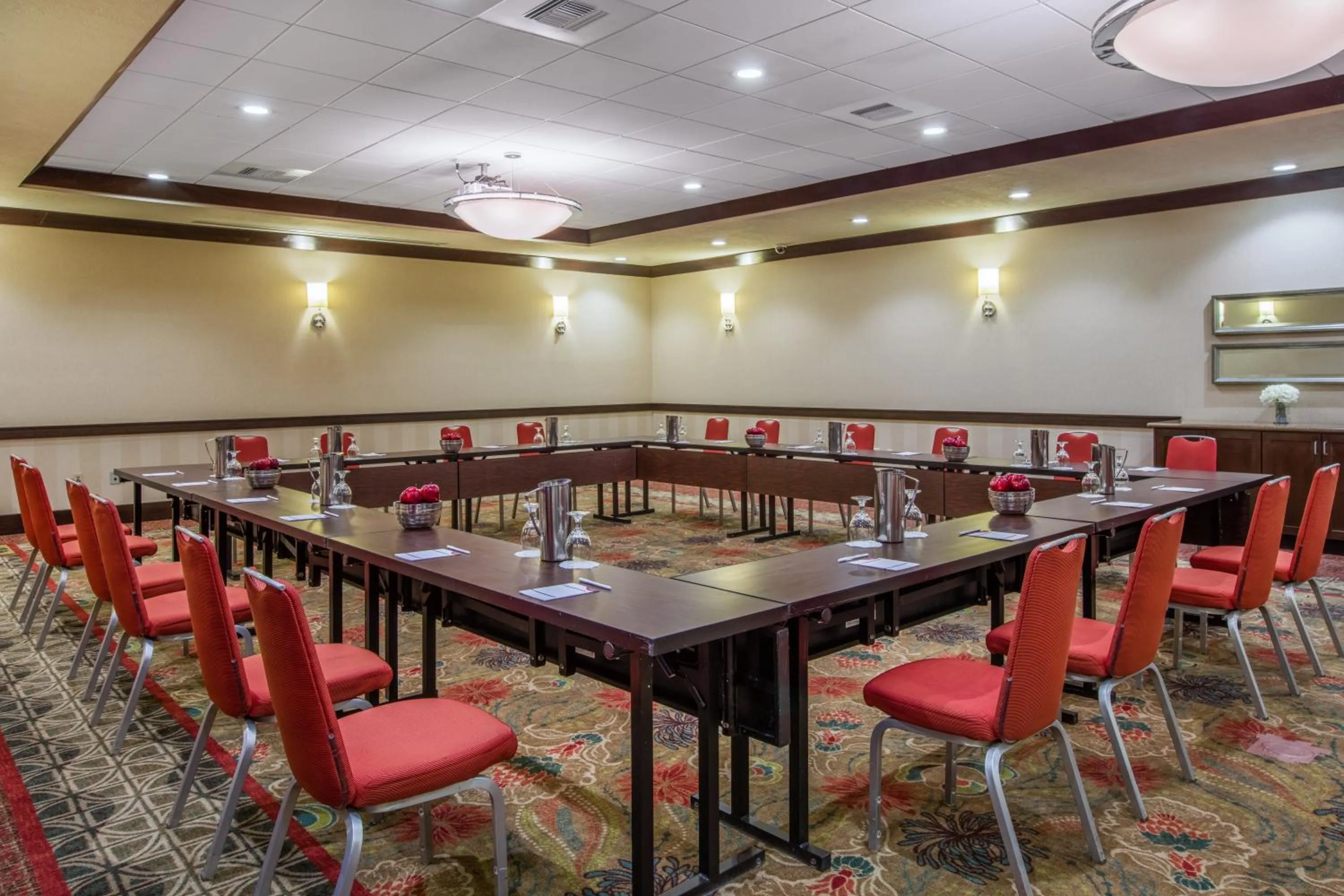 Meeting/conference room in Crowne Plaza Anchorage-Midtown by IHG