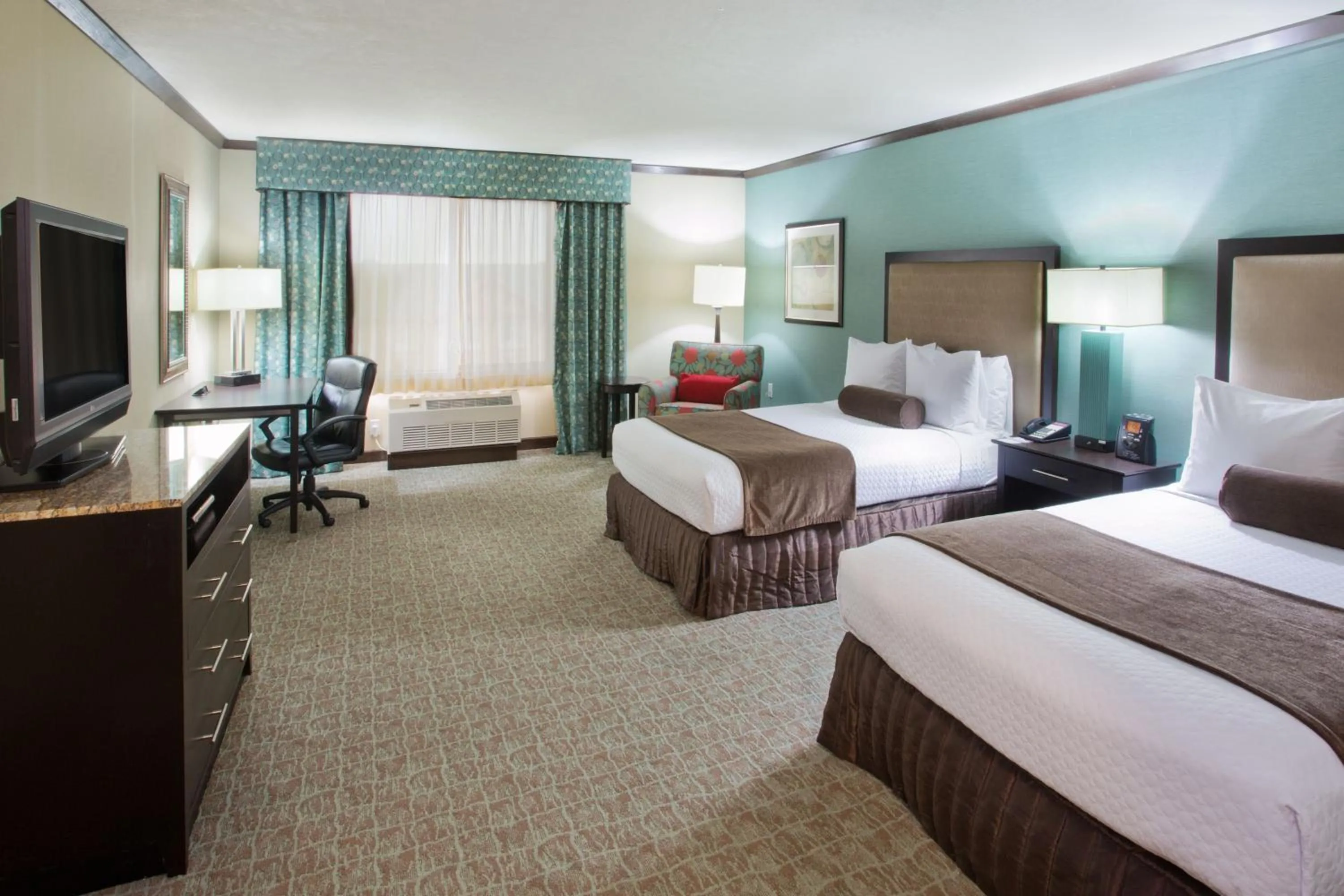 Photo of the whole room, Bed in Crowne Plaza Anchorage-Midtown by IHG