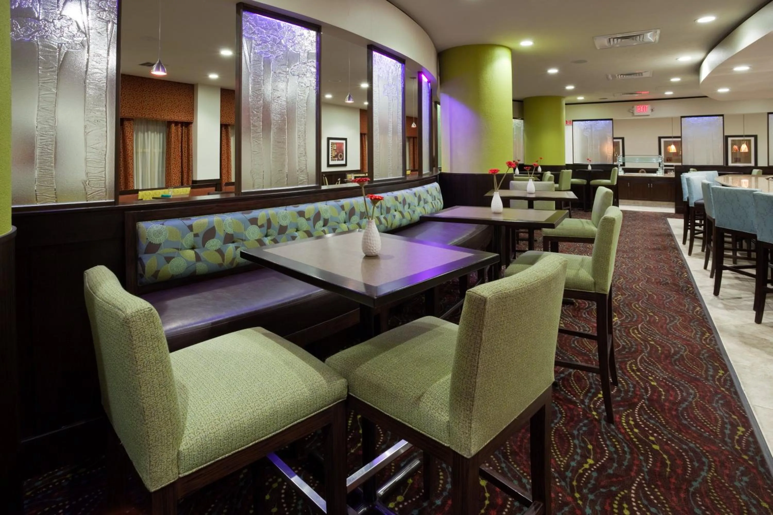 Lounge or bar in Crowne Plaza Anchorage-Midtown by IHG