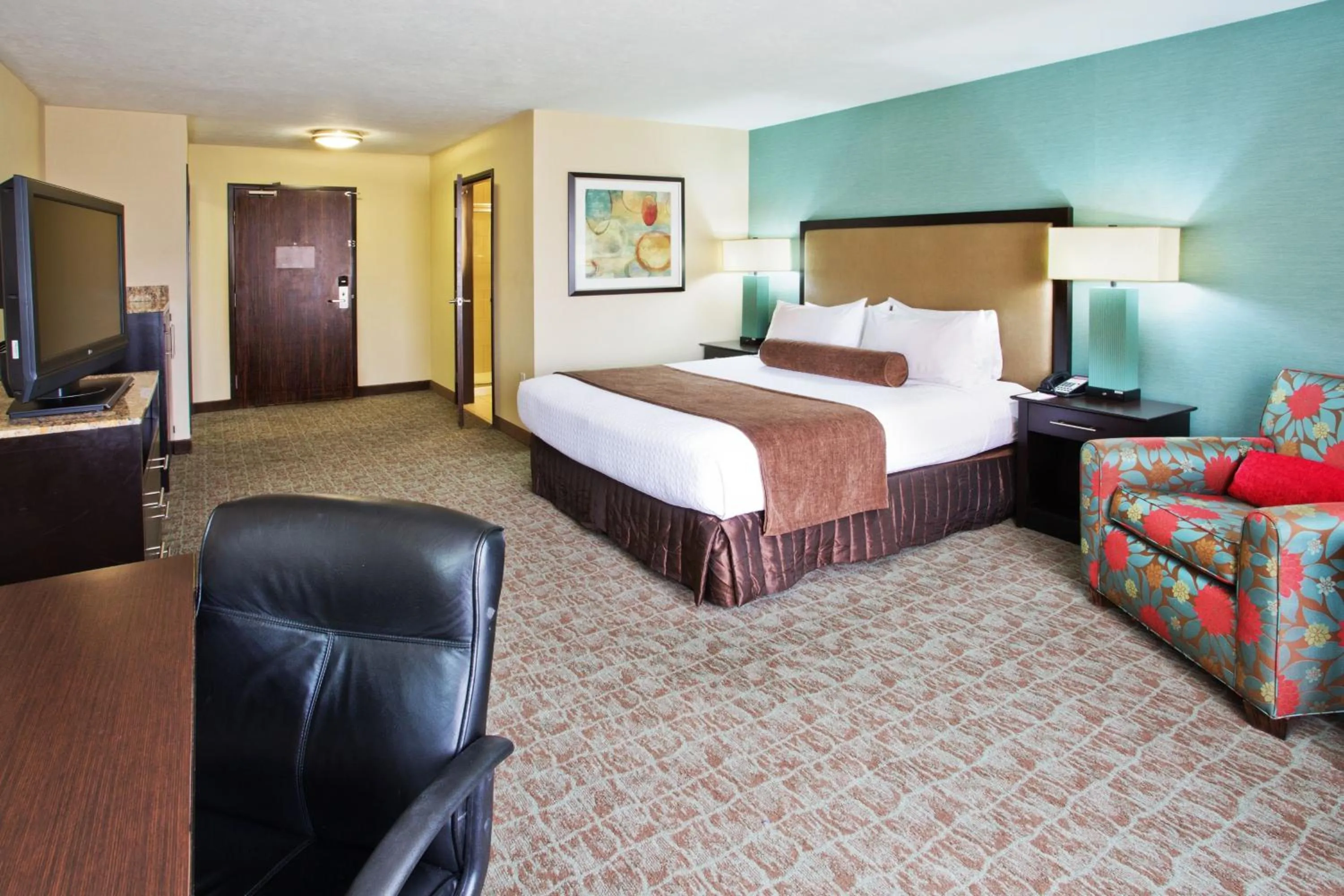 Photo of the whole room, Bed in Crowne Plaza Anchorage-Midtown by IHG