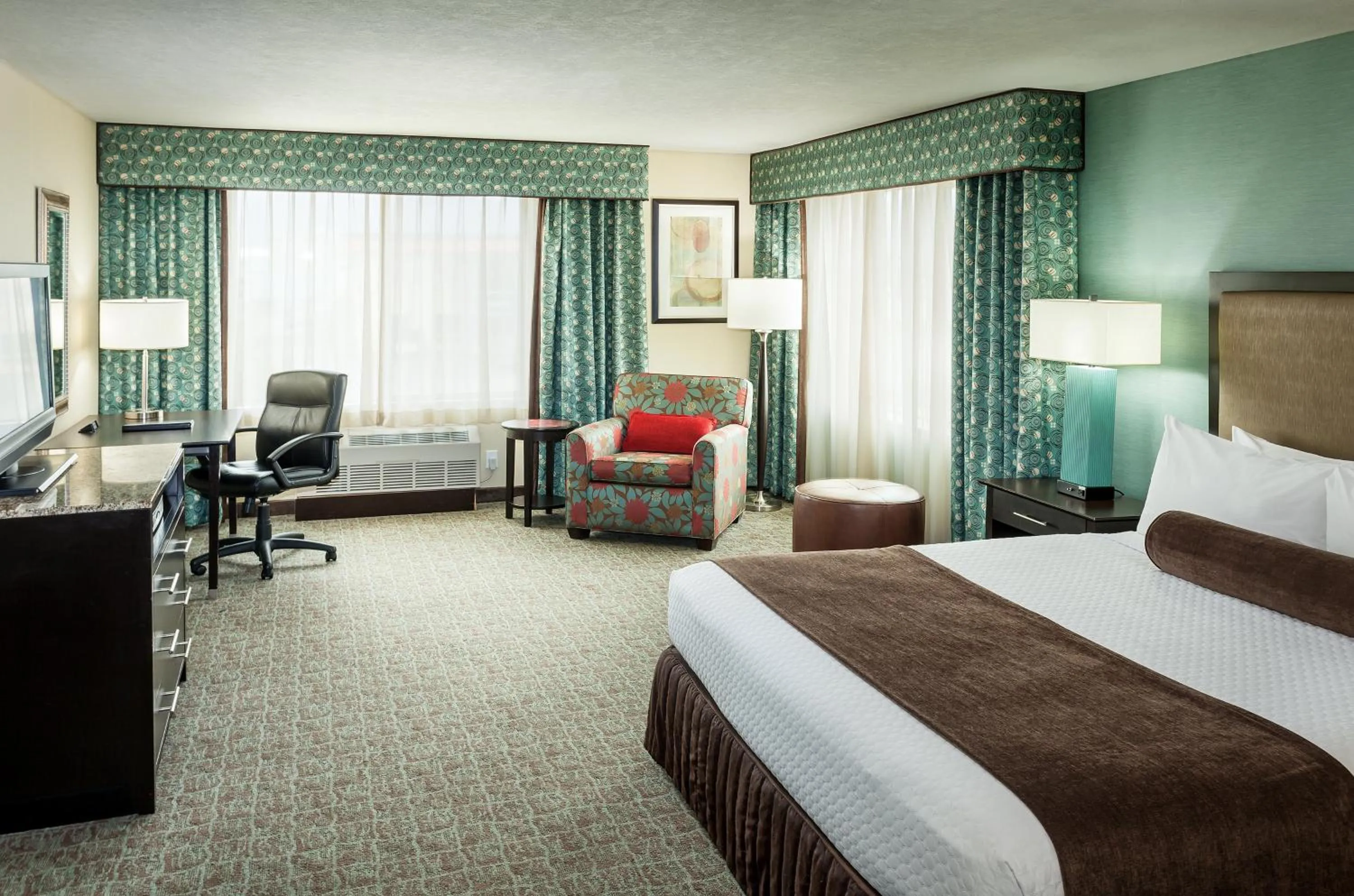 Photo of the whole room, Bed in Crowne Plaza Anchorage-Midtown by IHG