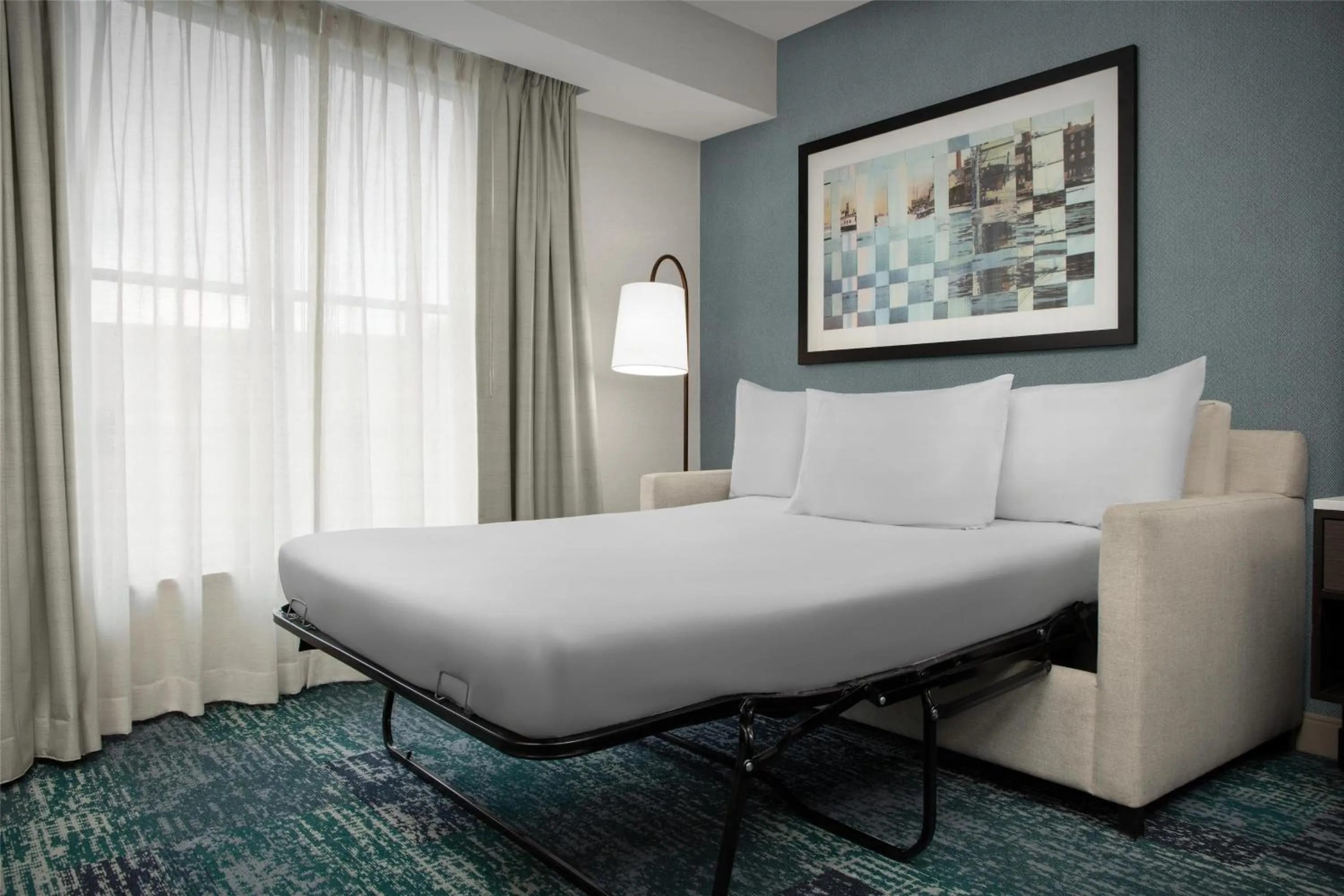 Living room, Bed in Hilton Garden Inn Portsmouth Downtown