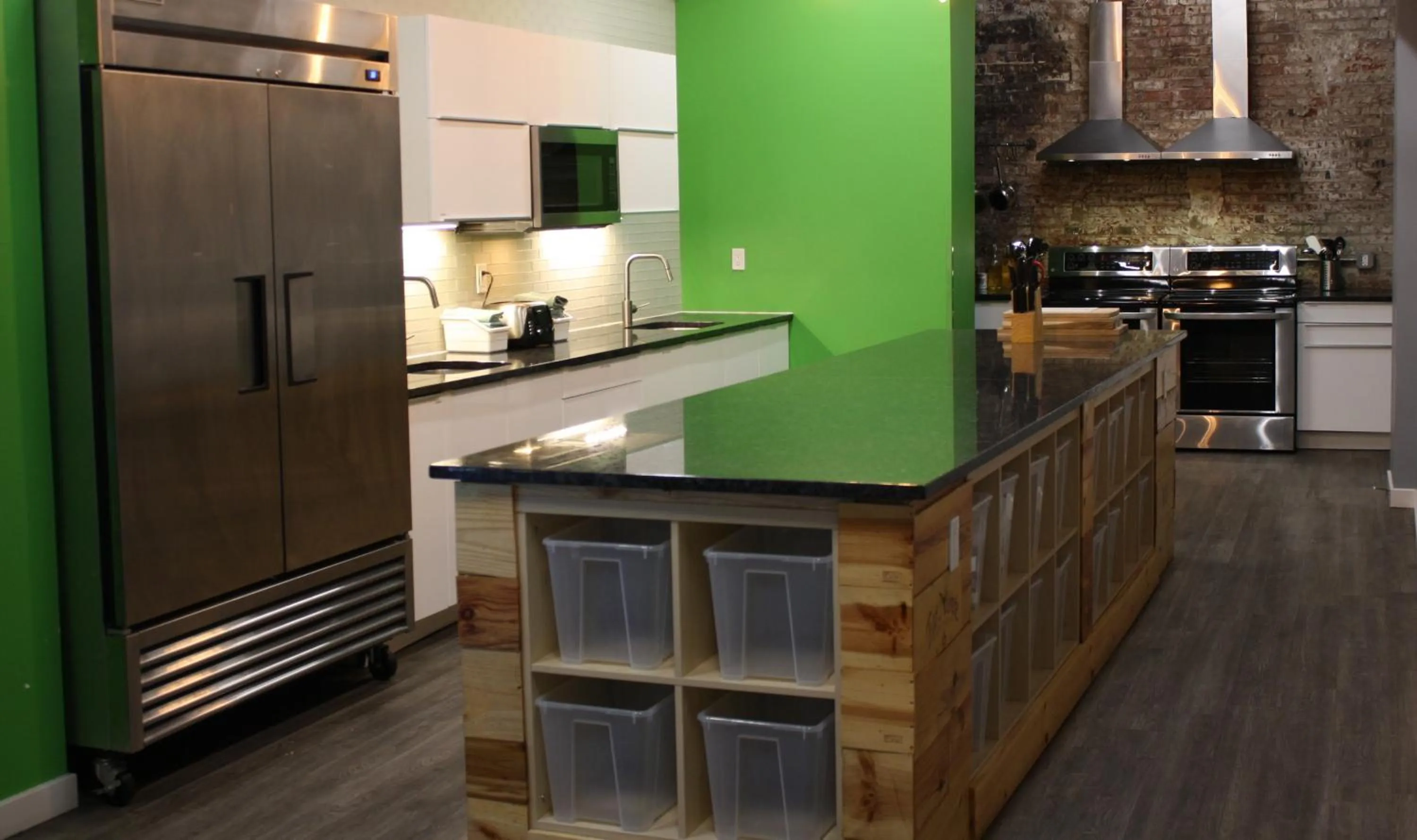 Communal kitchen in Apple Hostels of Philadelphia