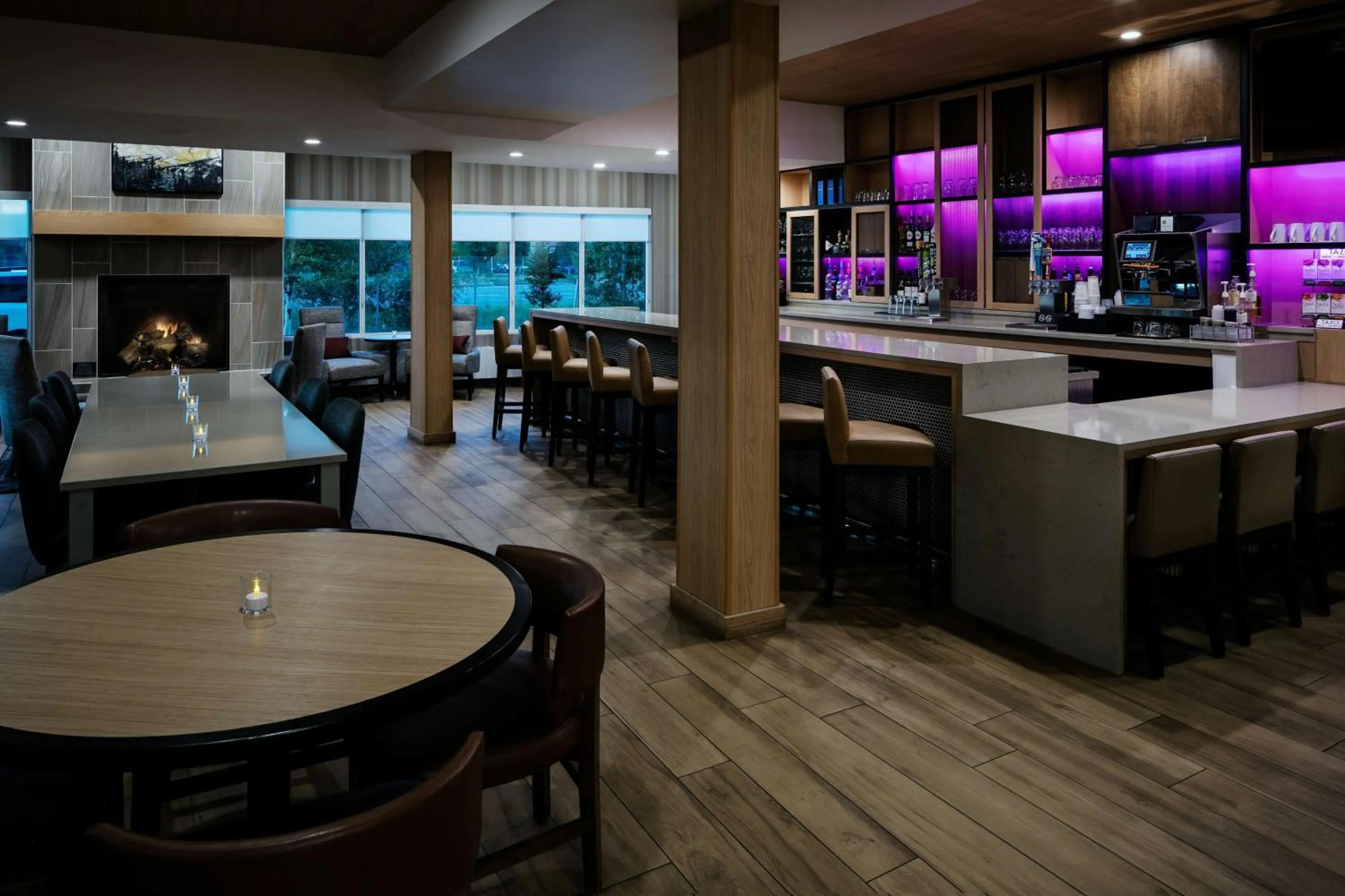 Lounge or bar in Hyatt Place Fairbanks