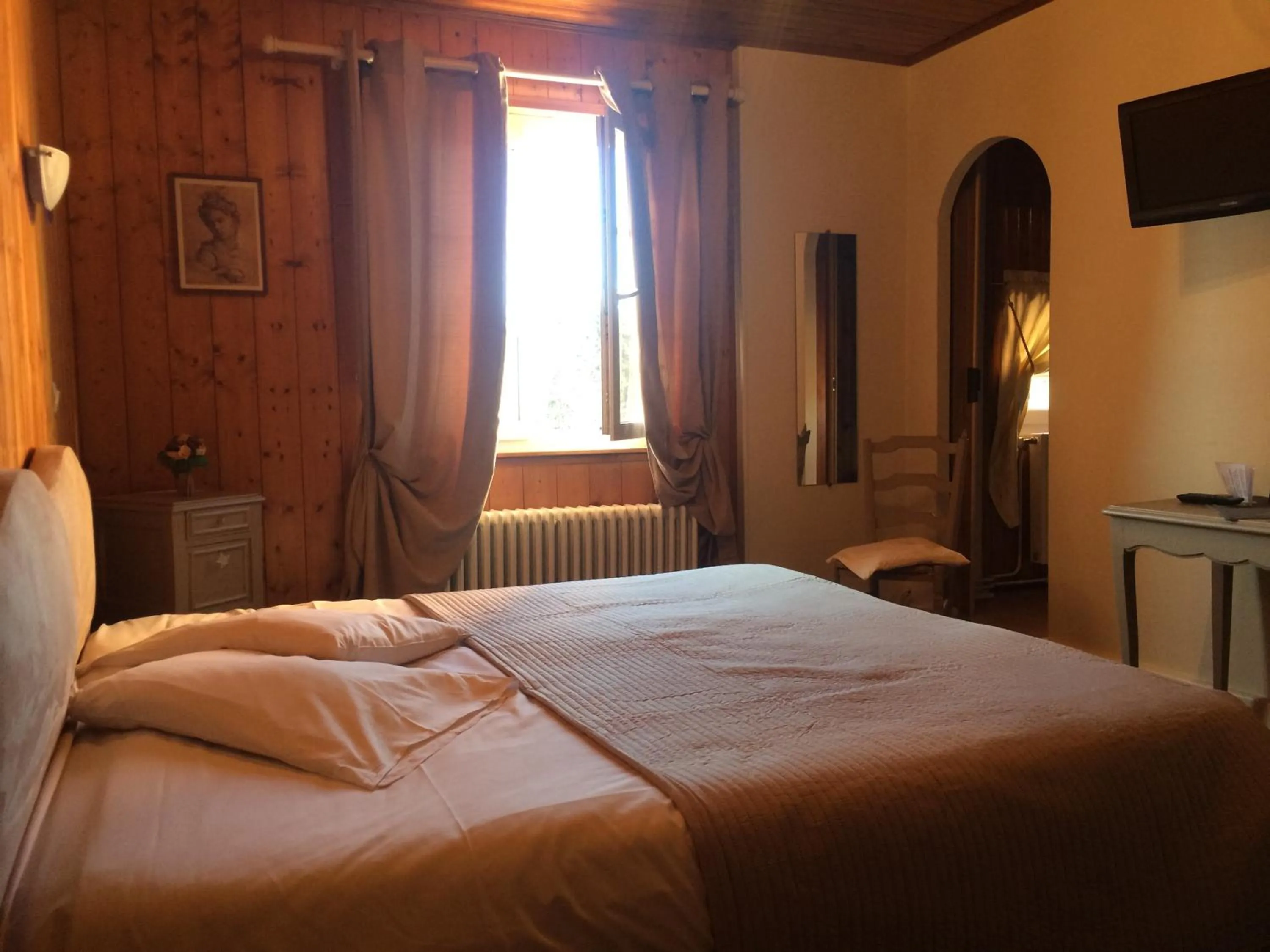 TV and multimedia, Bed in Hôtel La Vallée