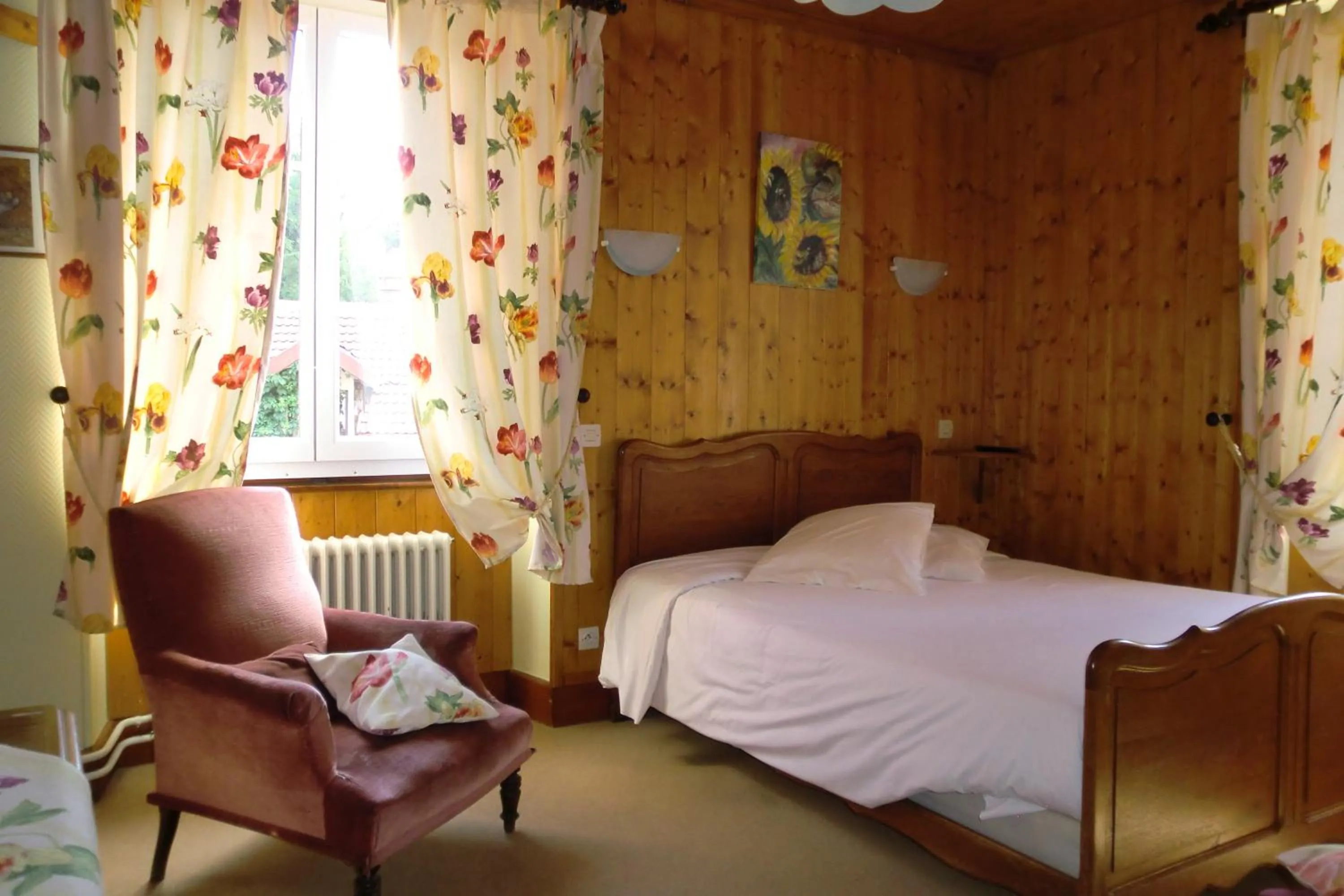 Photo of the whole room, Bed in Hôtel La Vallée