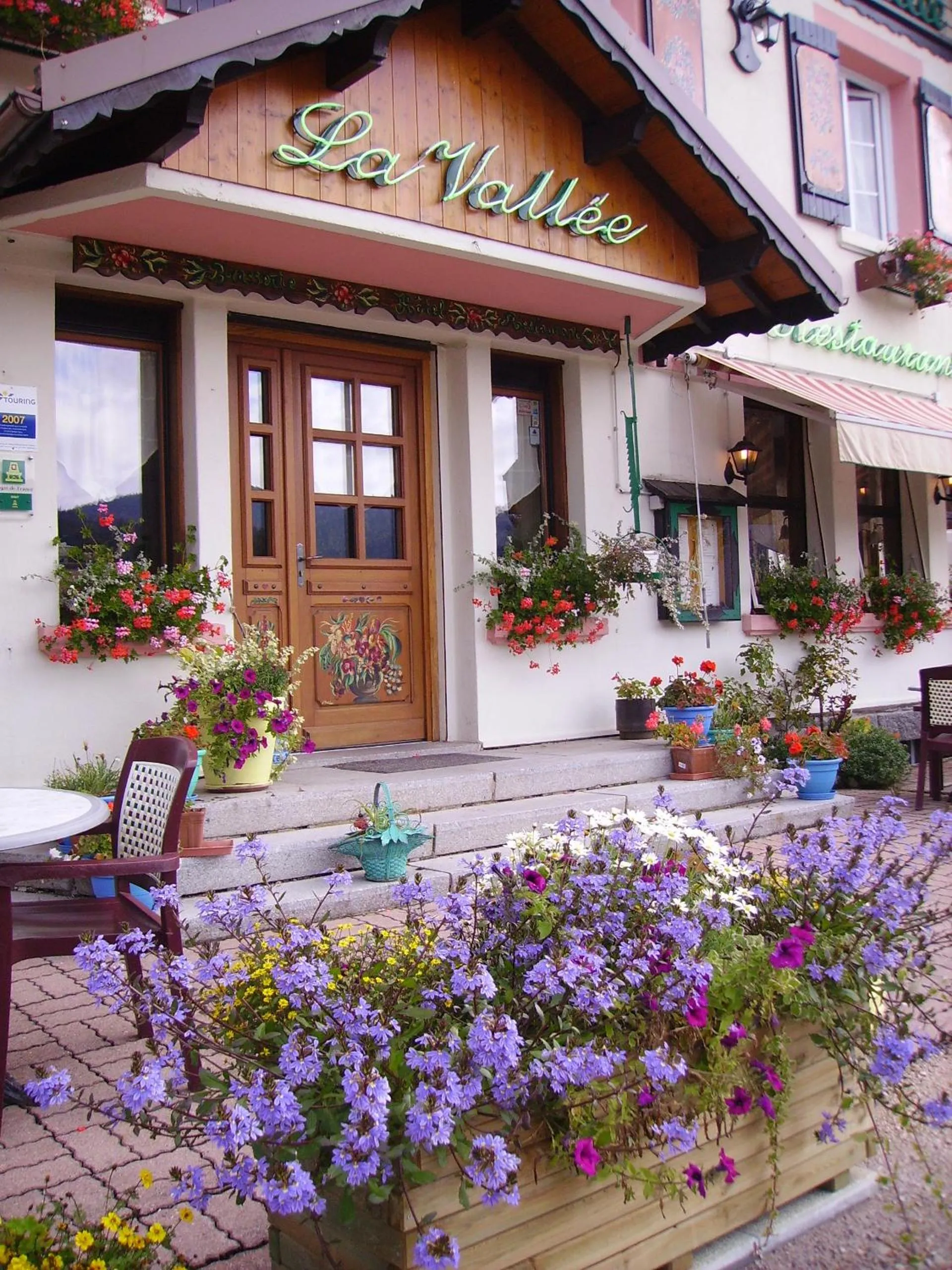 Facade/entrance in Hôtel La Vallée