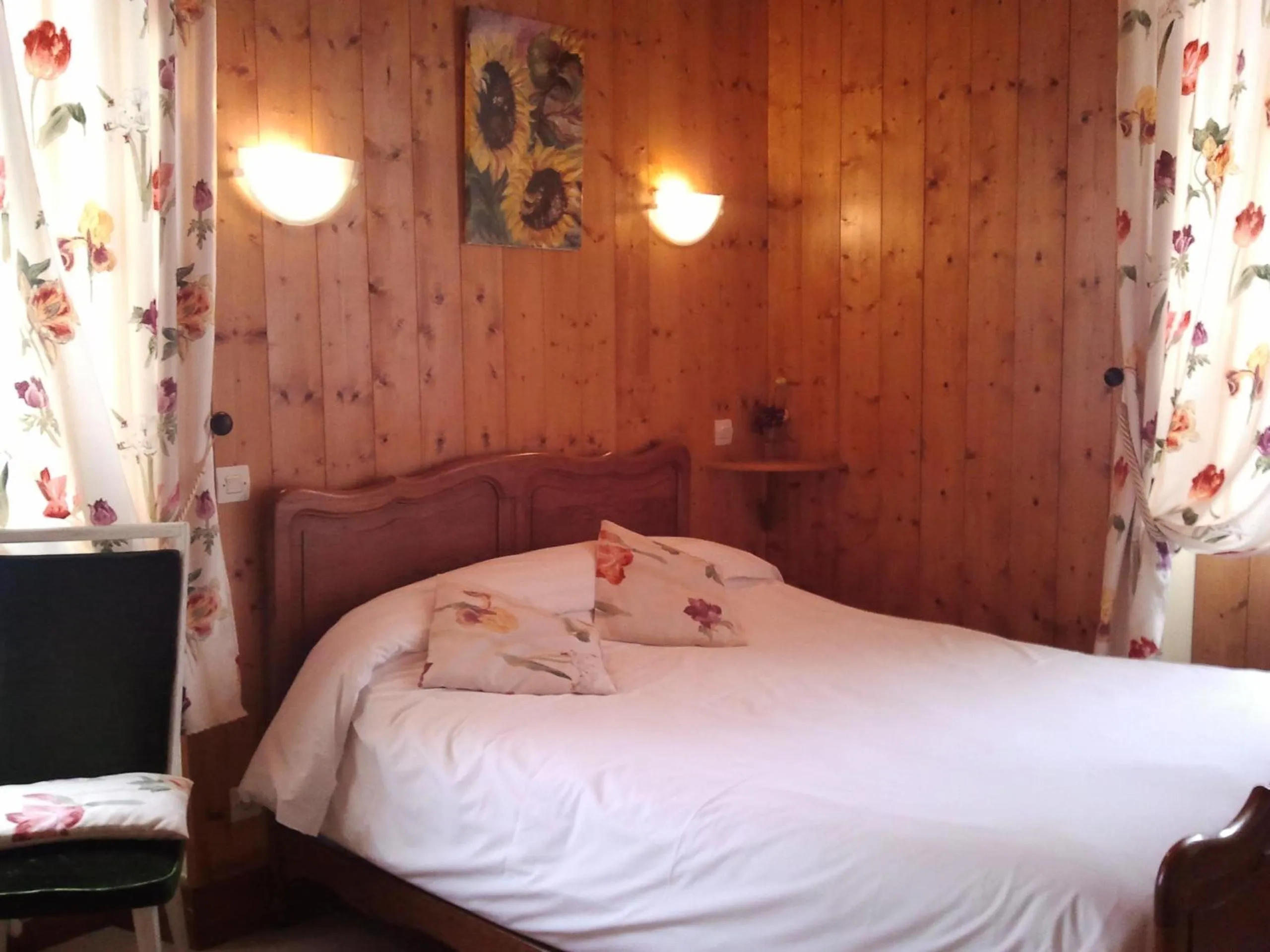 Photo of the whole room, Bed in Hôtel La Vallée