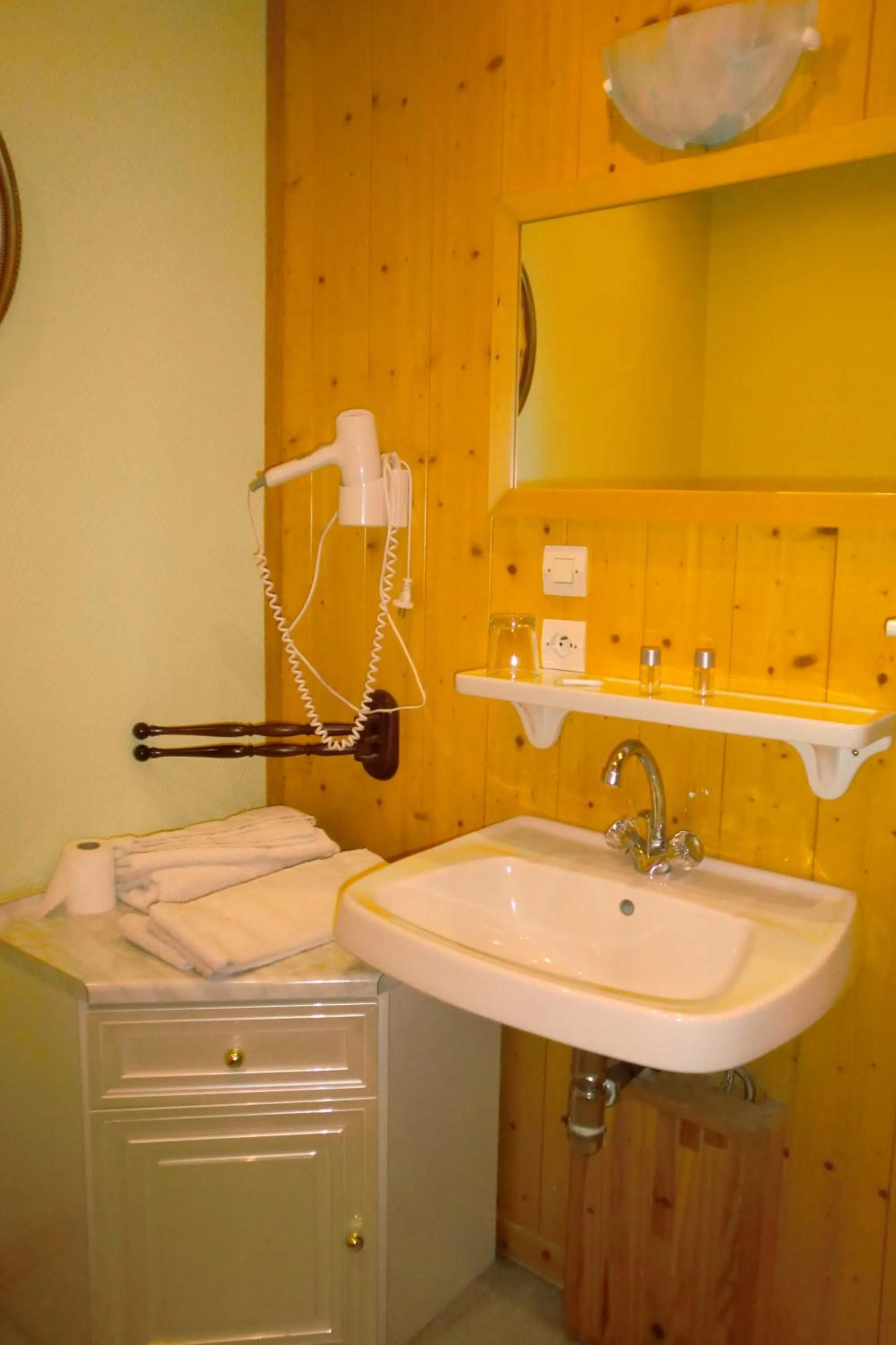 Bathroom in Hôtel La Vallée