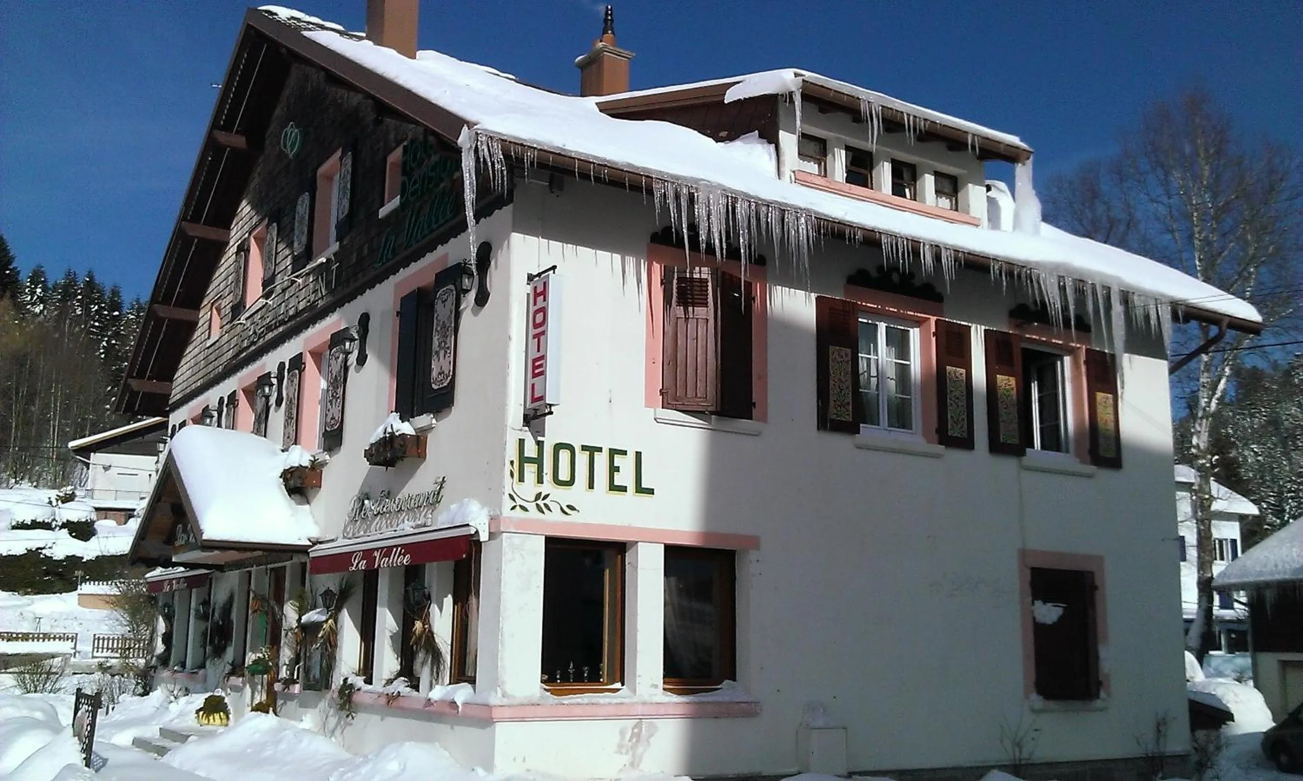 Facade/entrance in Hôtel La Vallée