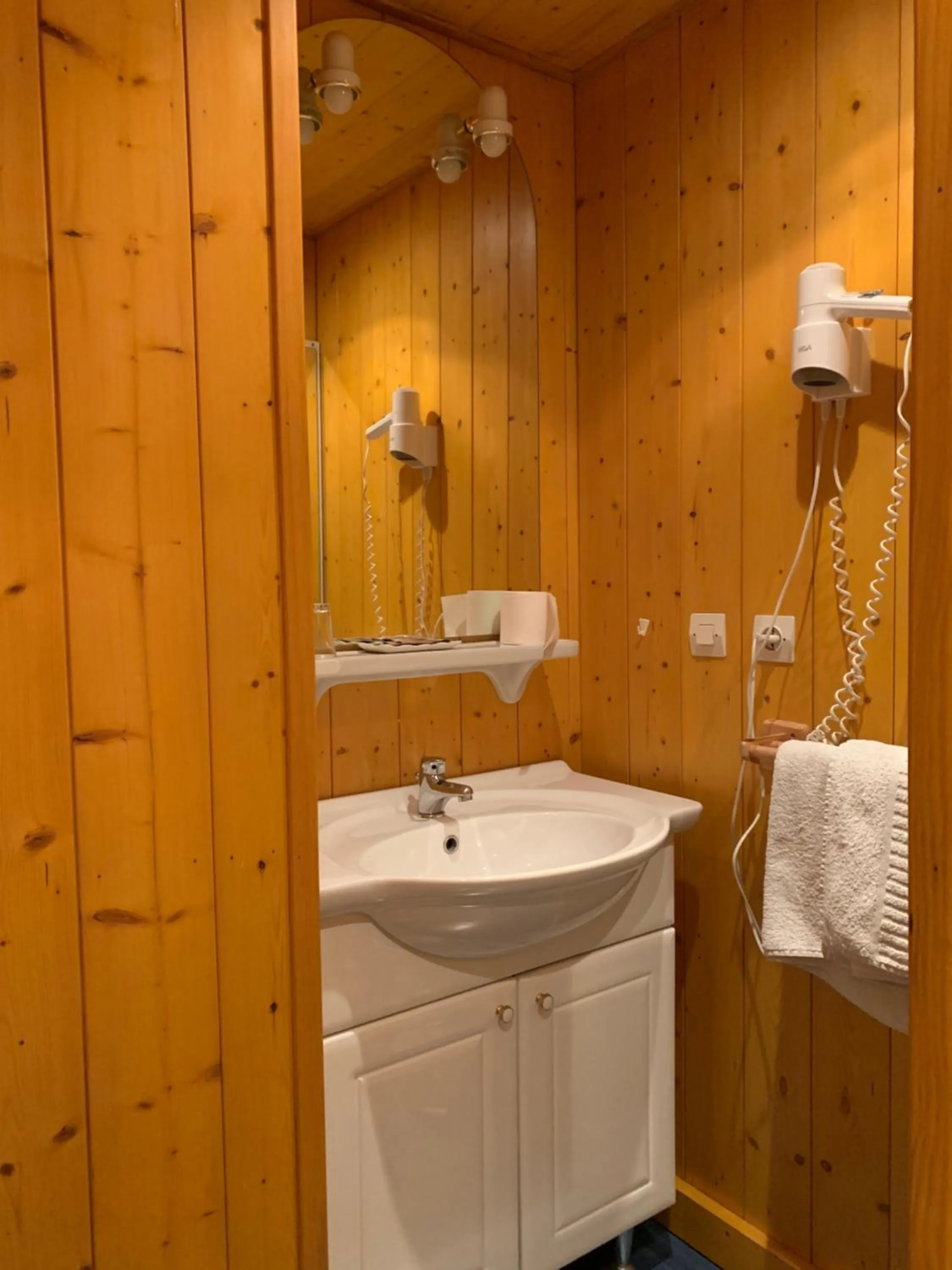 Bathroom in Hôtel La Vallée
