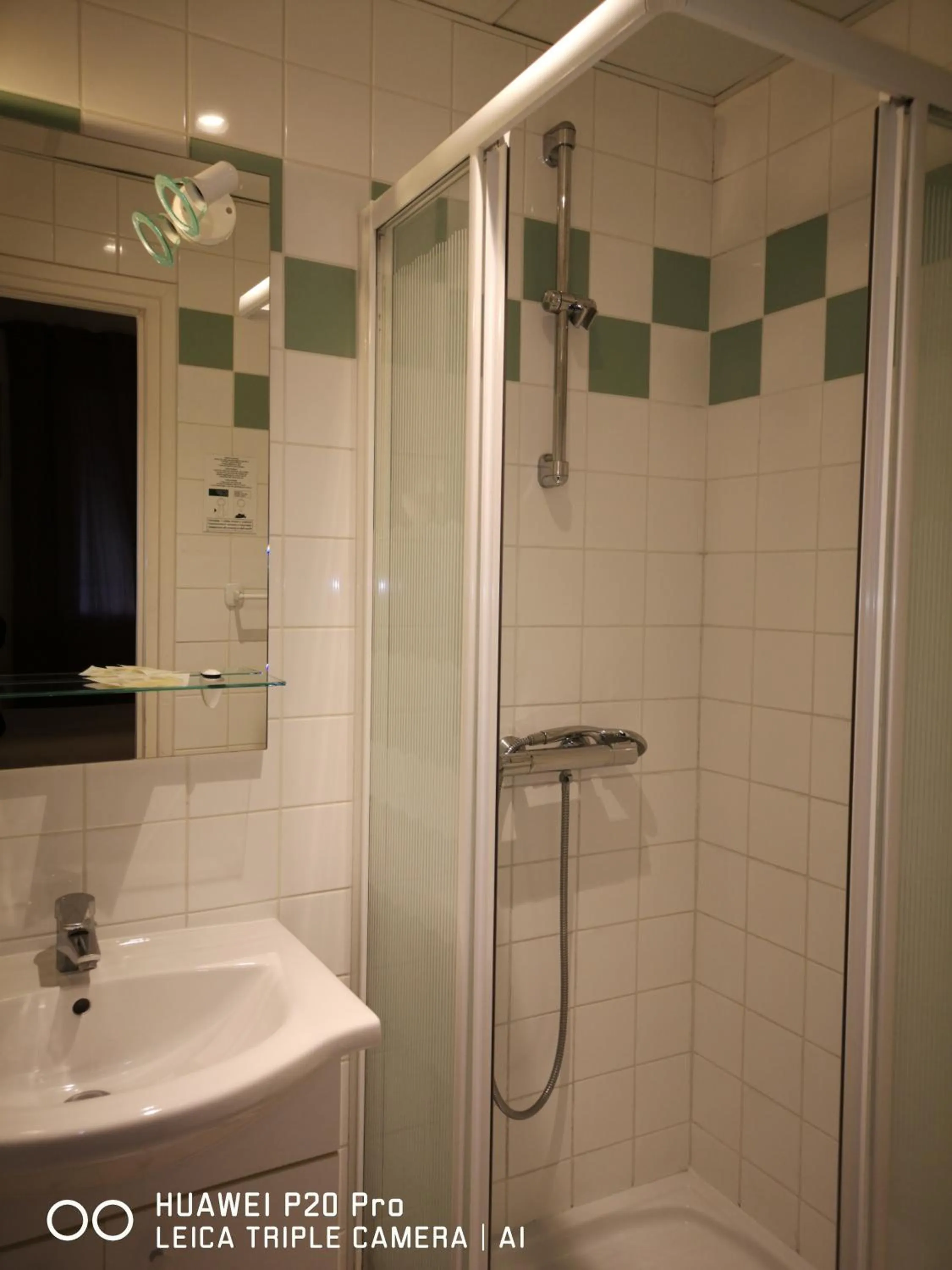 Bathroom in Hôtel Trianon Tours