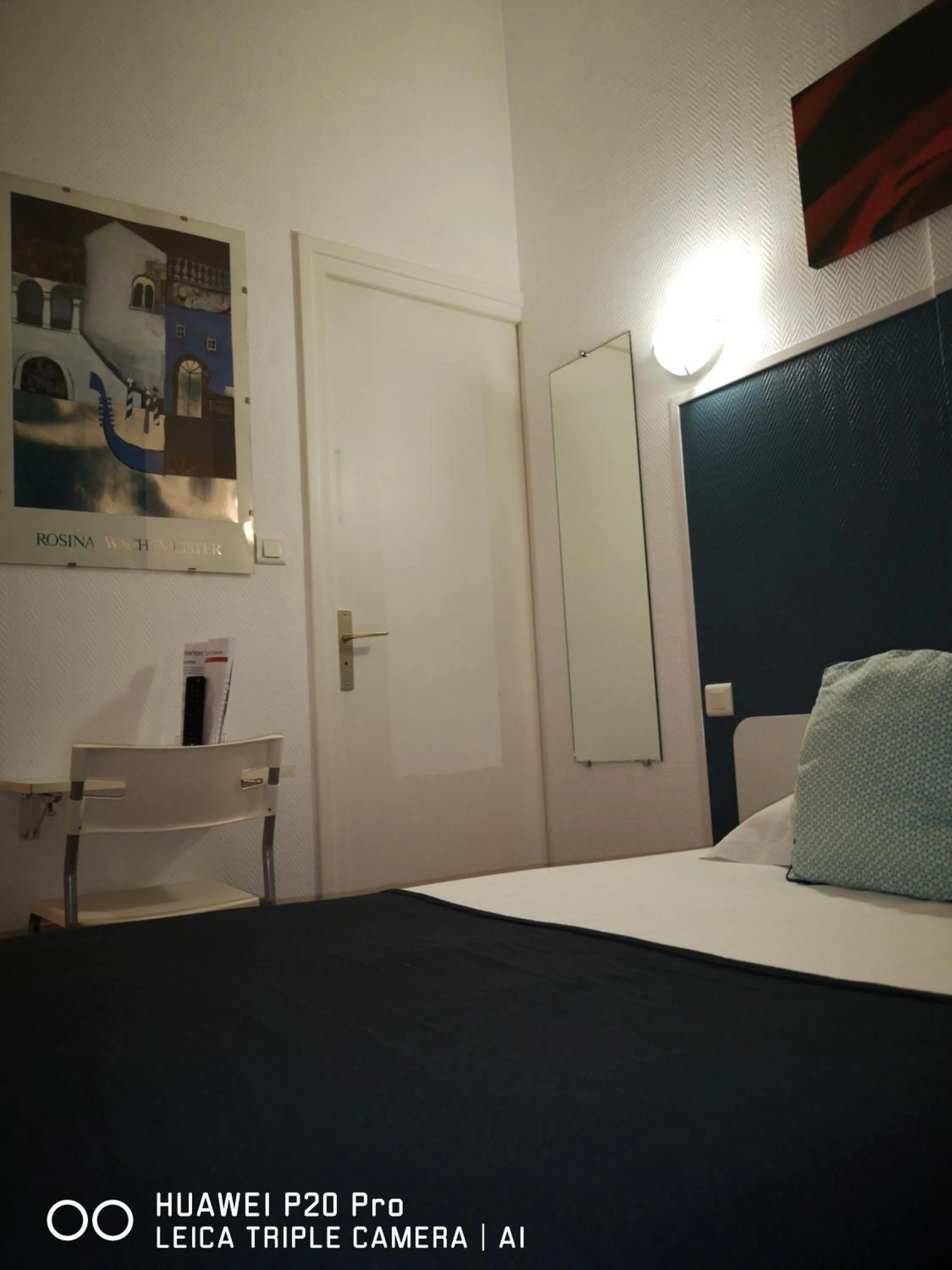 Bed in Hôtel Trianon Tours