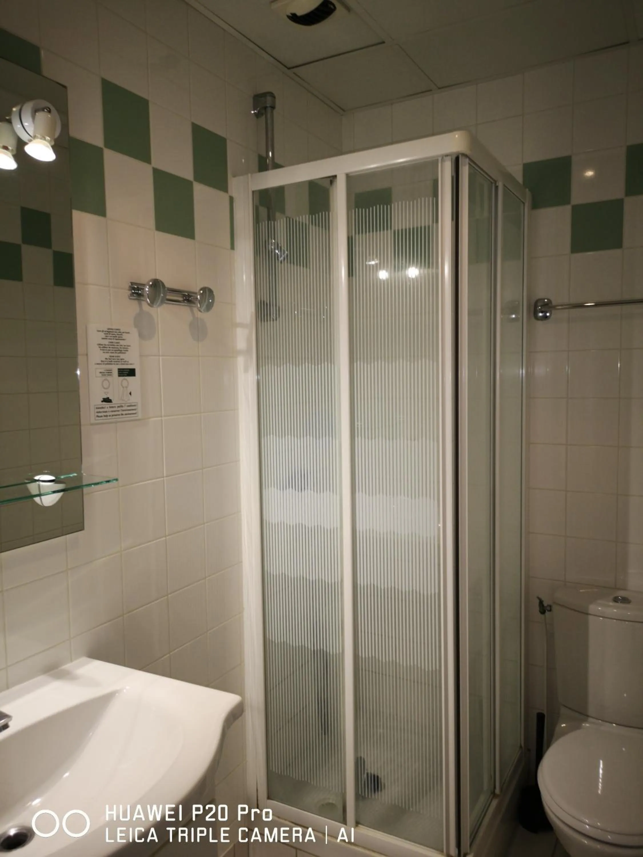 Bathroom in Hôtel Trianon Tours