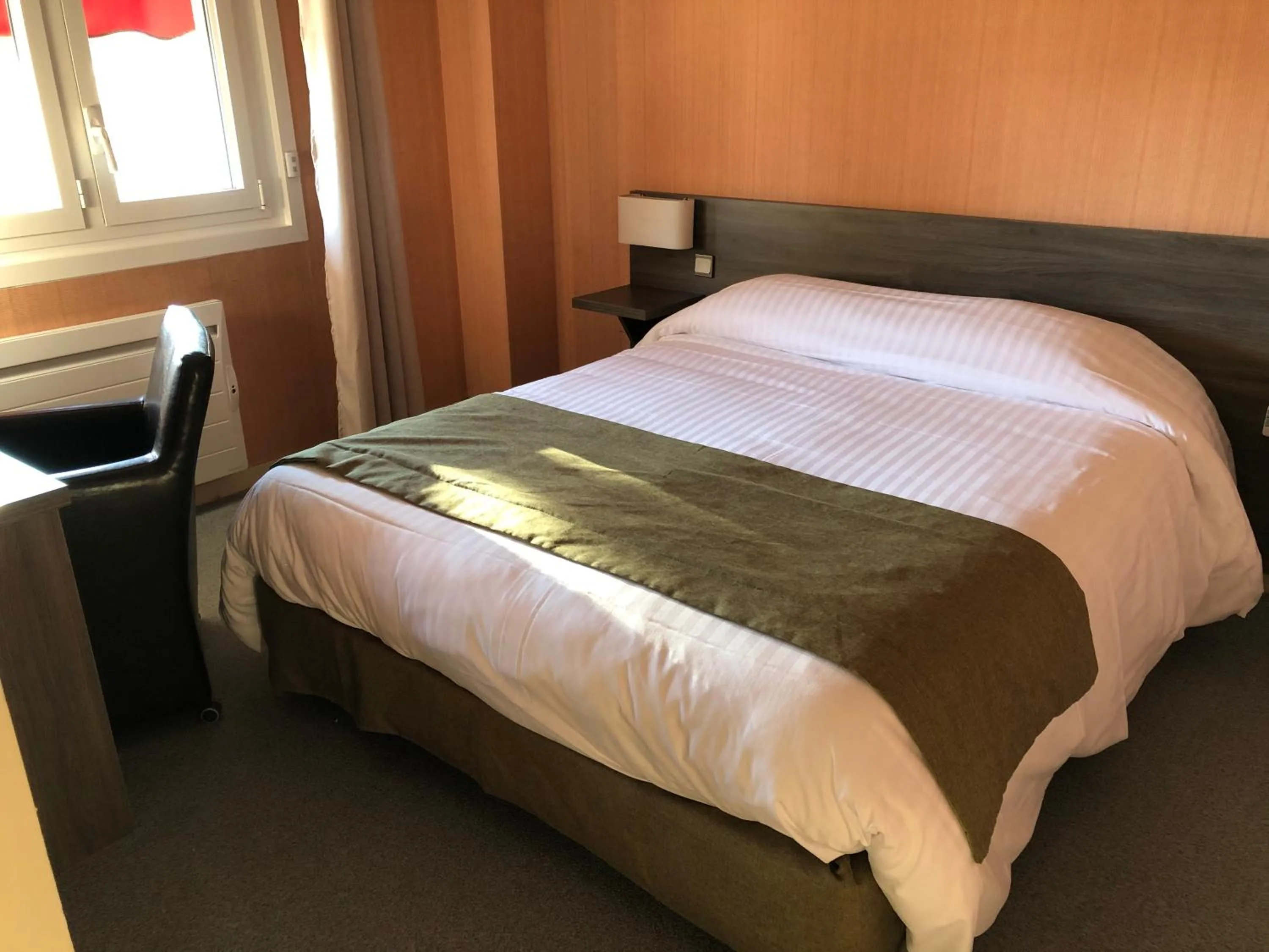 Bedroom, Bed in Hotel Restaurant Saint-Benoit