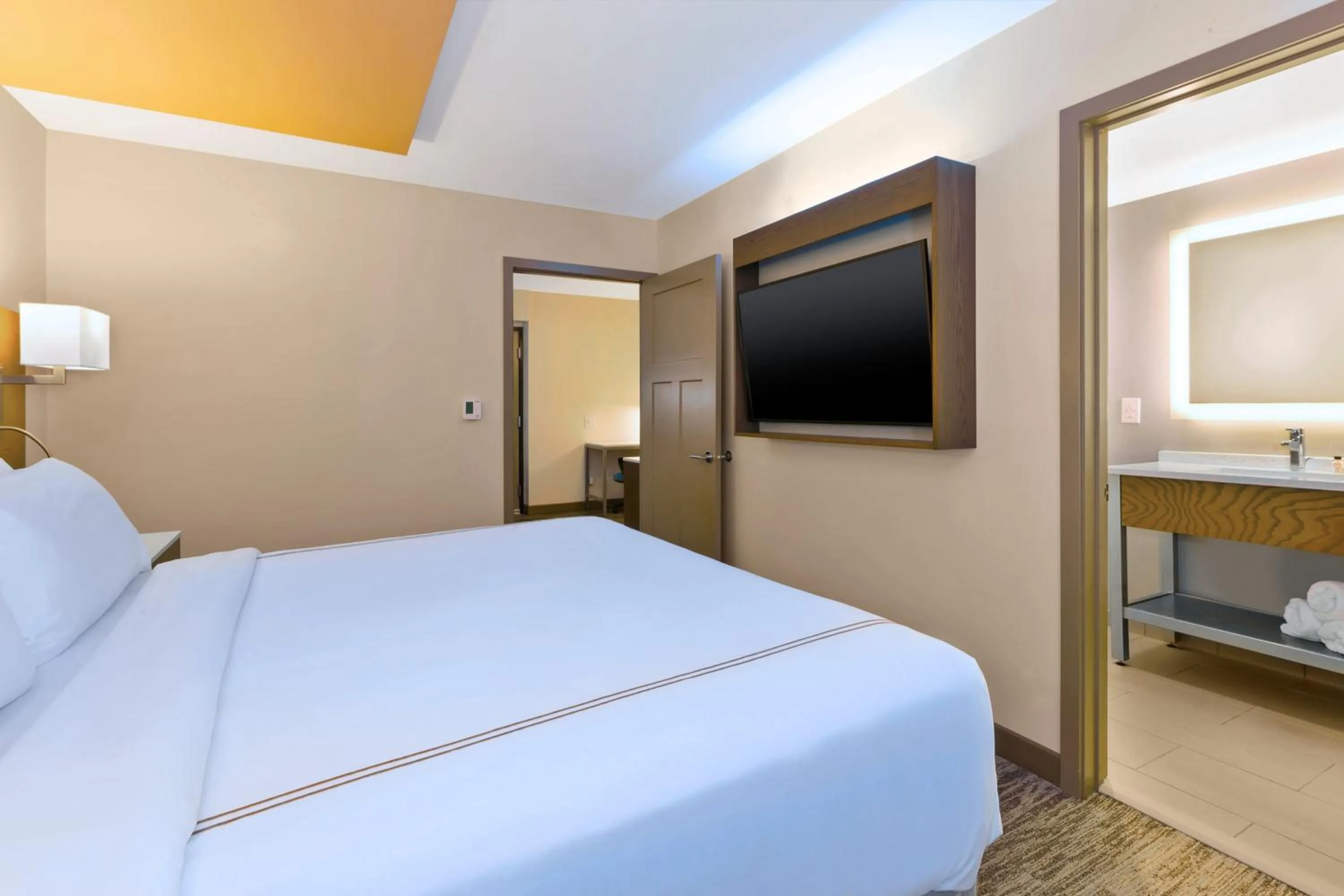 Photo of the whole room, Bed in EVEN Hotel Ann Arbor S - University Area by IHG