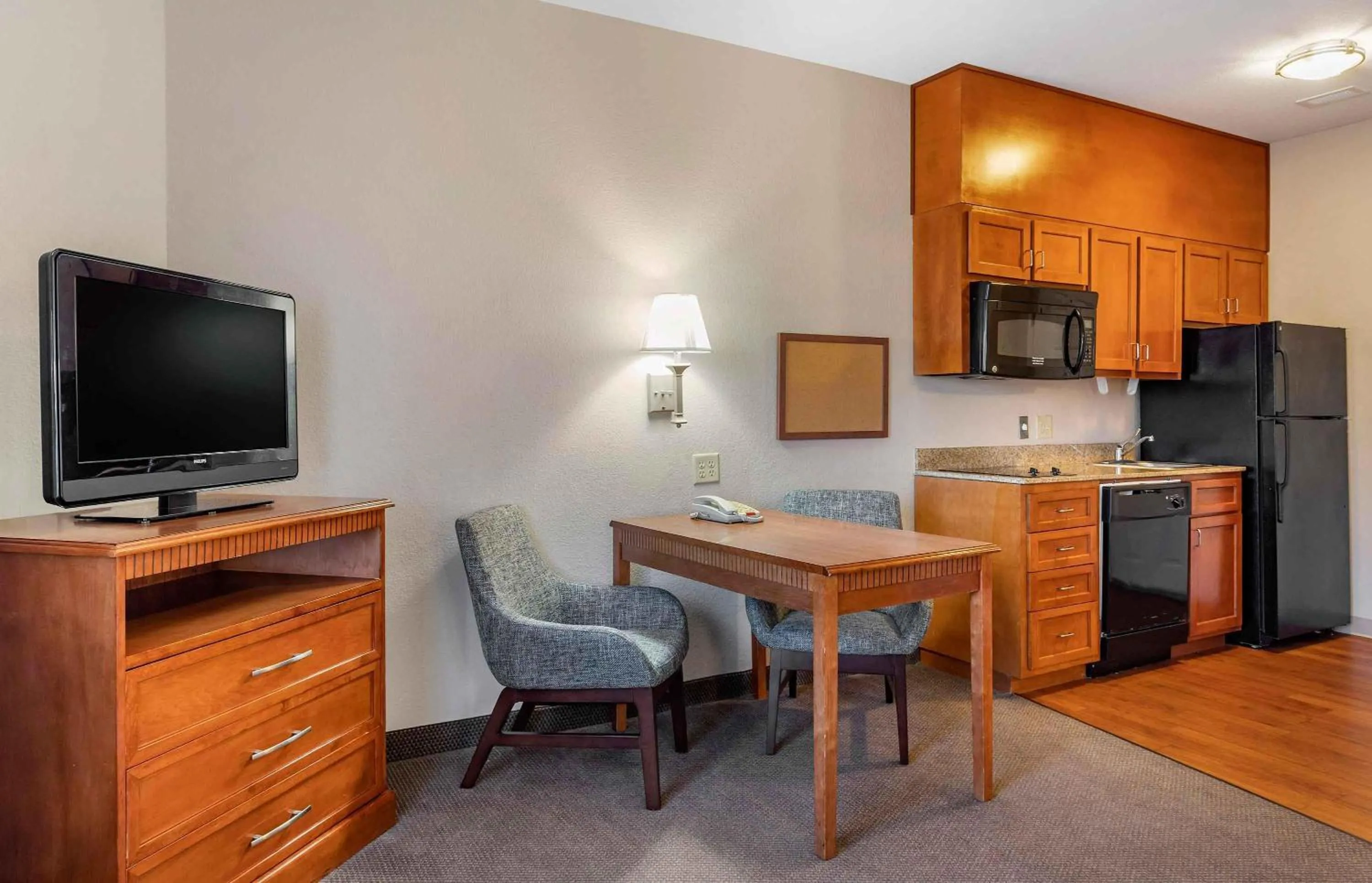 Bedroom in Extended Stay America Suites - Houston - IAH Airport