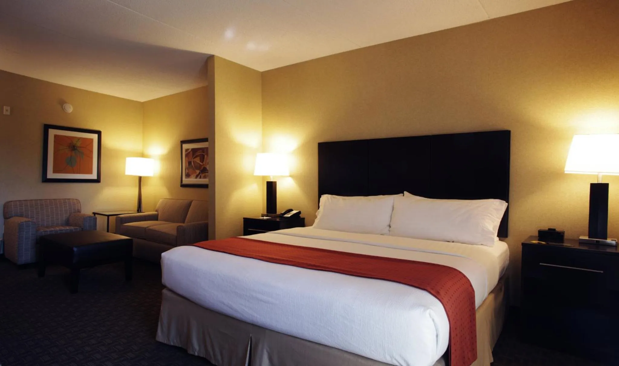 Photo of the whole room, Bed in Holiday Inn Phoenix/Chandler by IHG