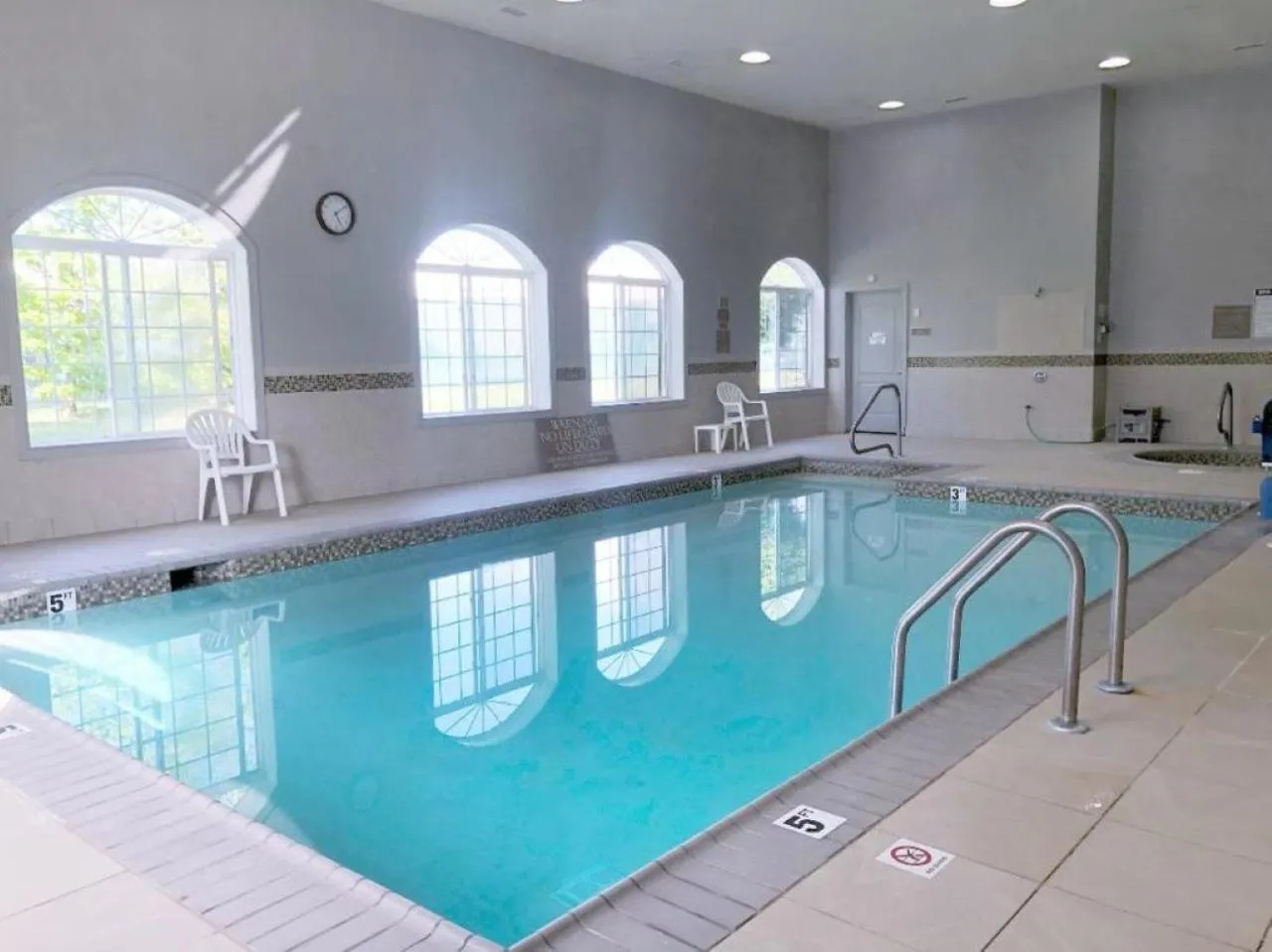 Swimming pool in Country Inn & Suites by Radisson, Baltimore North, MD