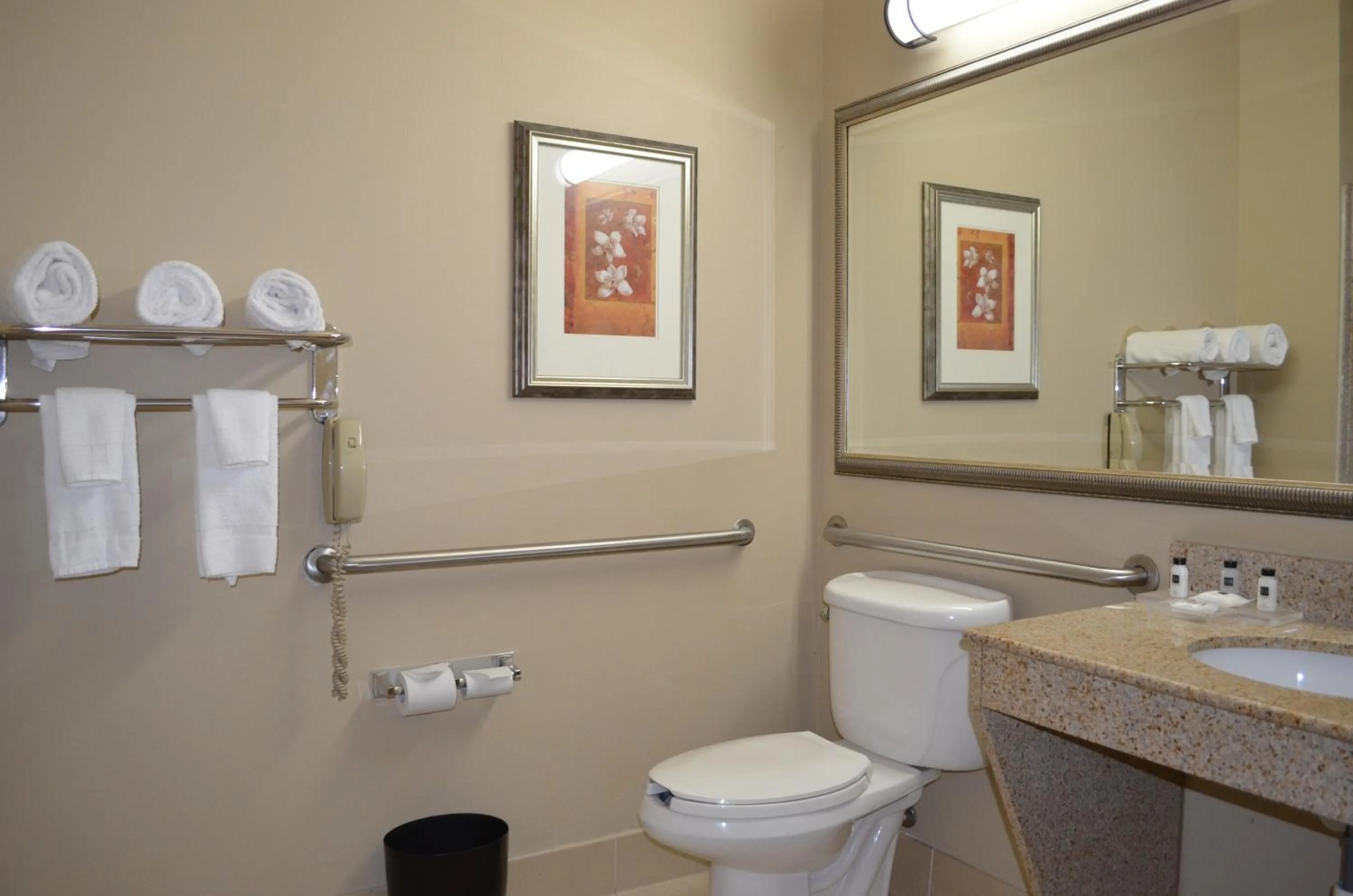 Bathroom in Country Inn & Suites by Radisson, Baltimore North, MD